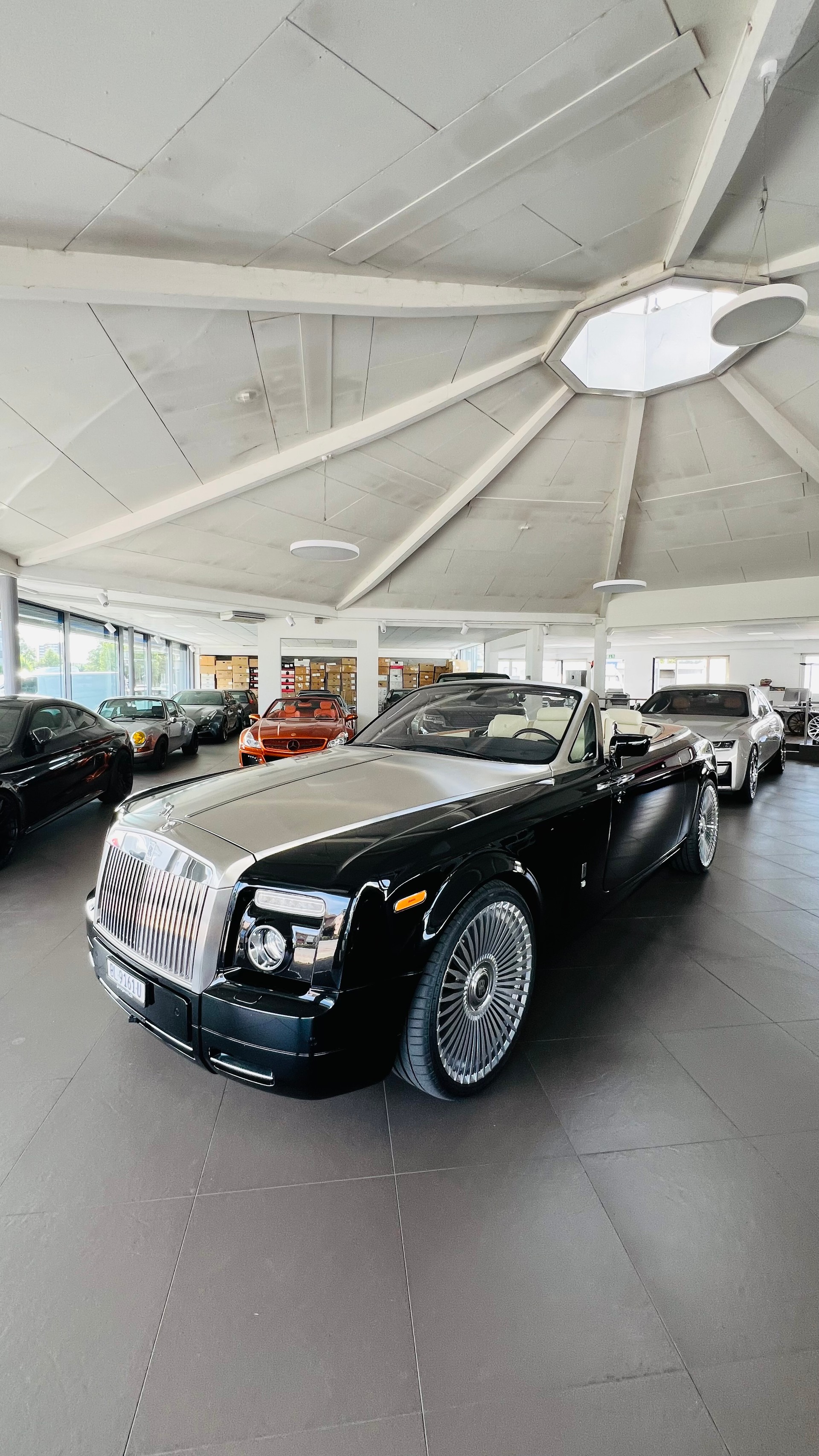 ROLLS-ROYCE PHANTOM-showroom-element-2