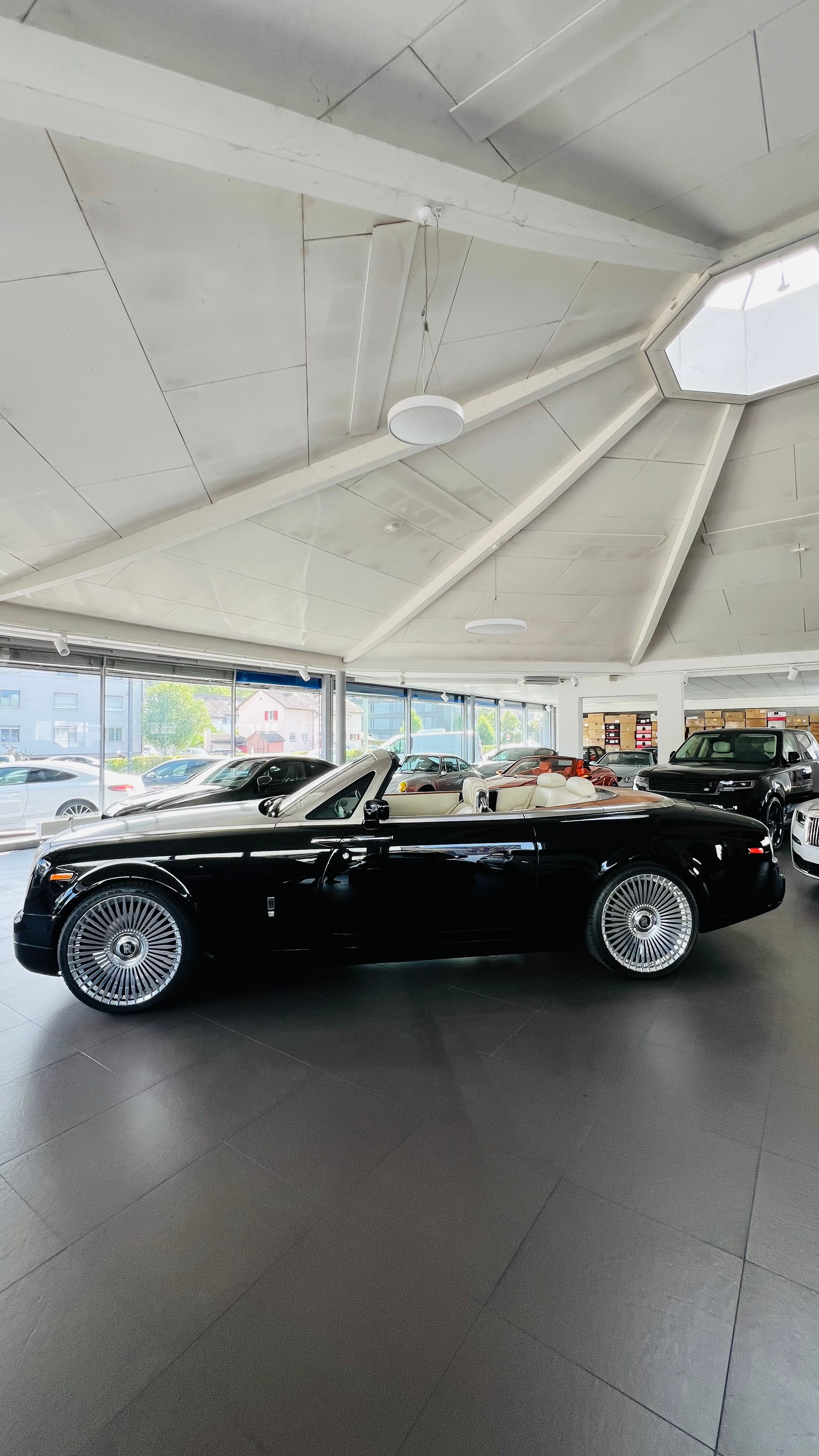 ROLLS-ROYCE PHANTOM-showroom-element-3