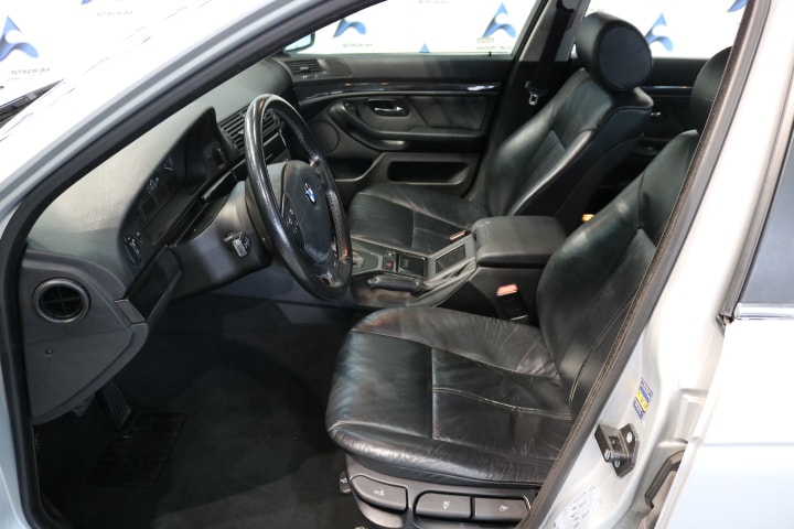 BMW 523i-showroom-element-3