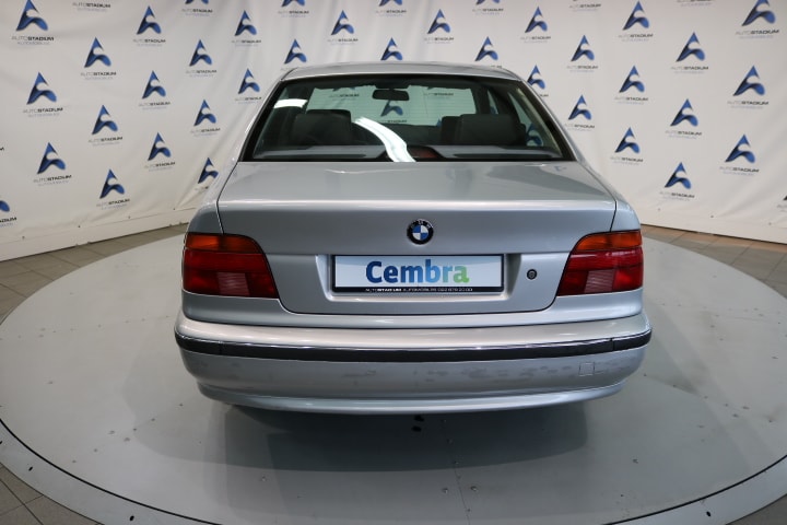 BMW 523i-image-11