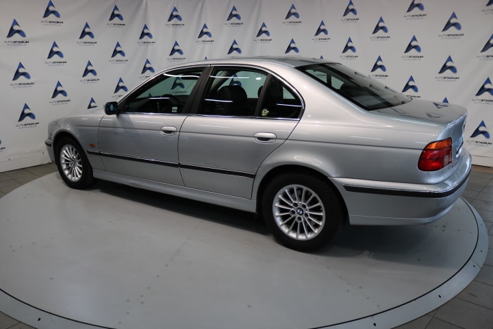 BMW 523i-image-9