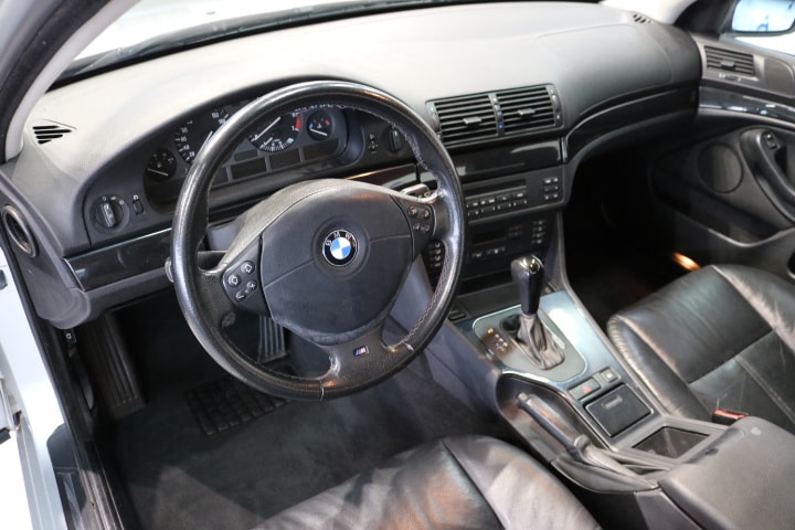 BMW 523i-showroom-element-2