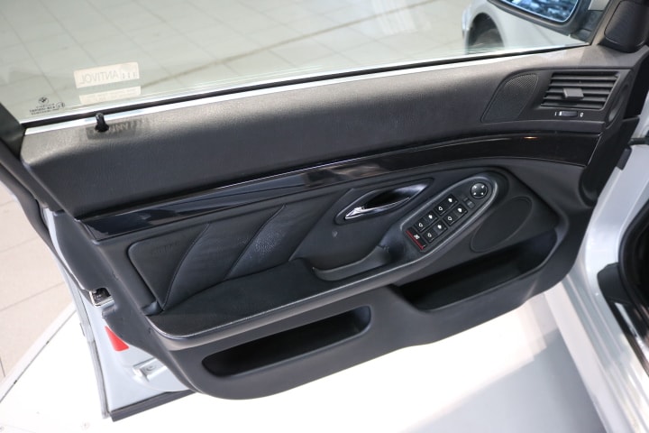 BMW 523i-image-17