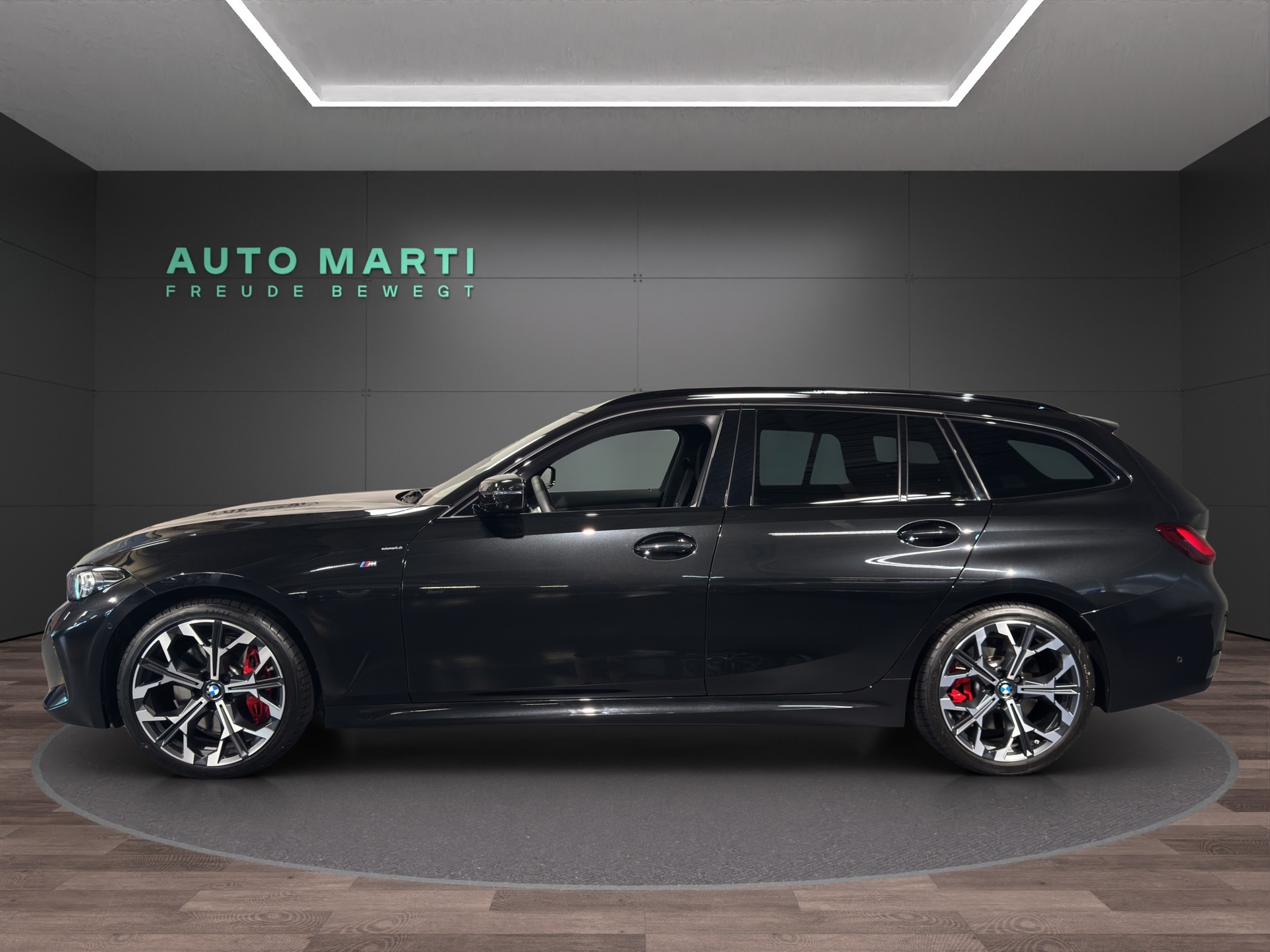 BMW 320d xDrive Touring M Sport-showroom-element-1