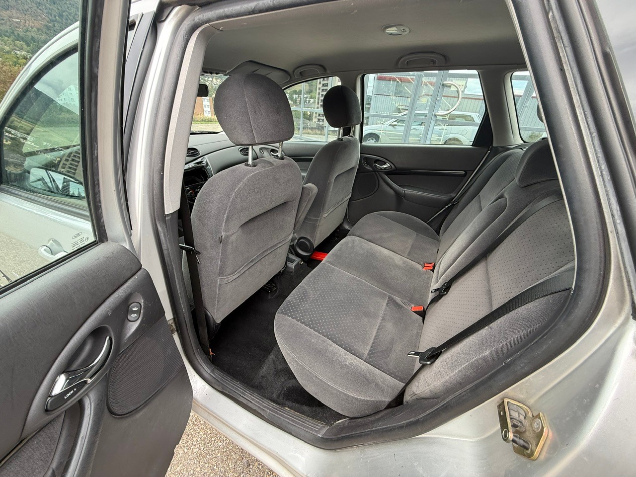 FORD Focus 1.8i 16V Ghia-image-12