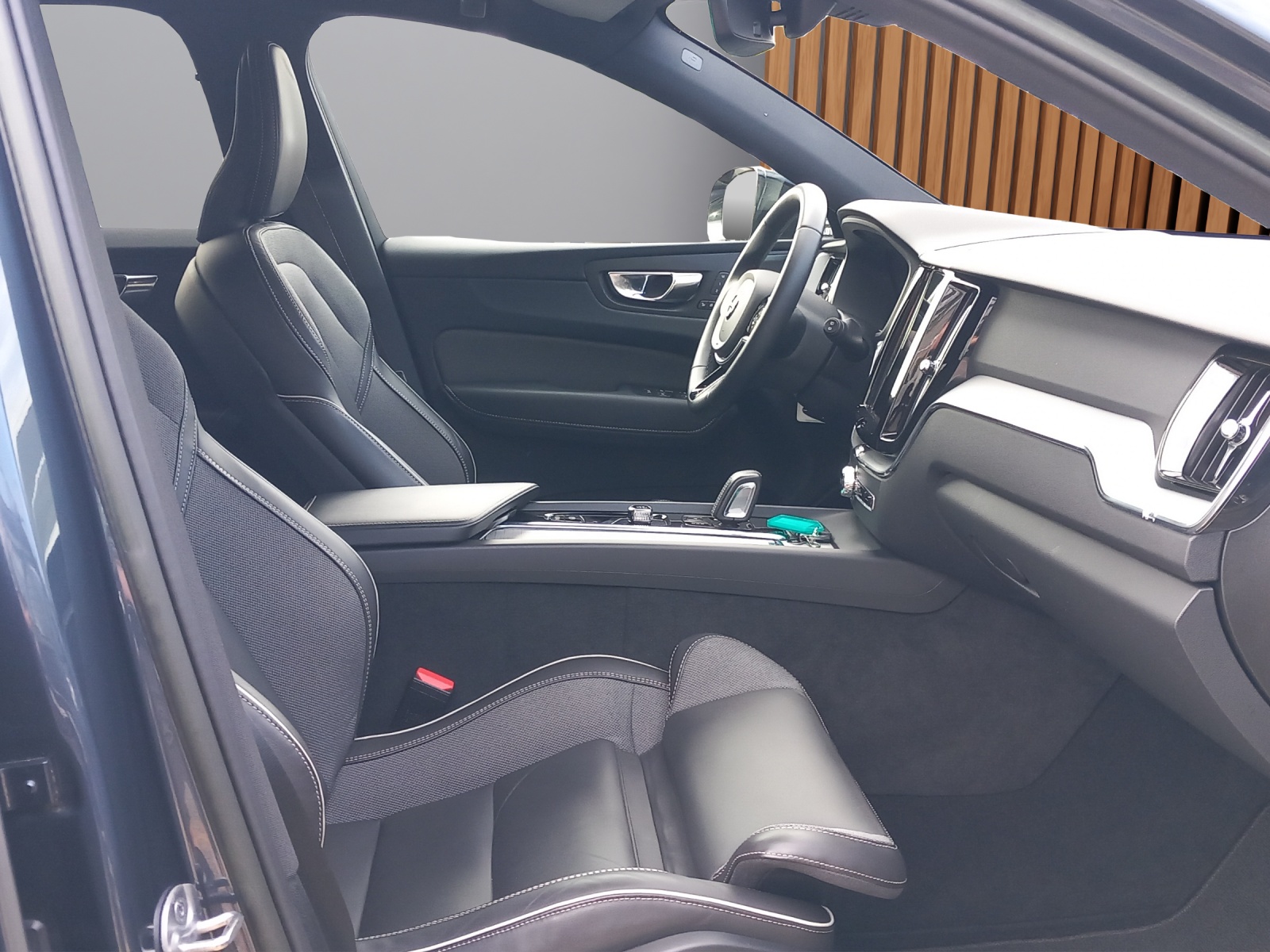 VOLVO XC60 2.0 B5 MH R-Design AWD-image-11