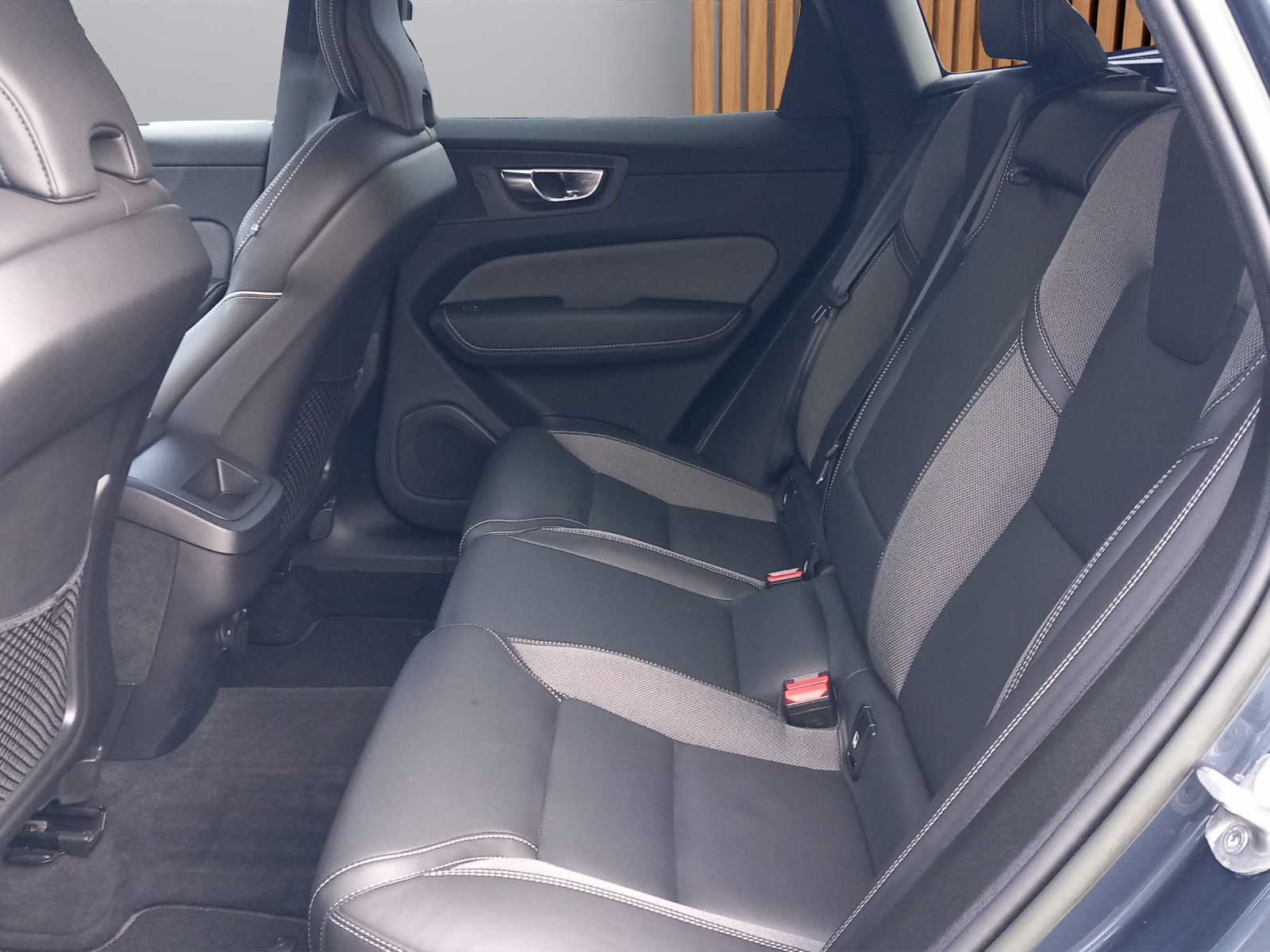 VOLVO XC60 2.0 B5 MH R-Design AWD-image-9