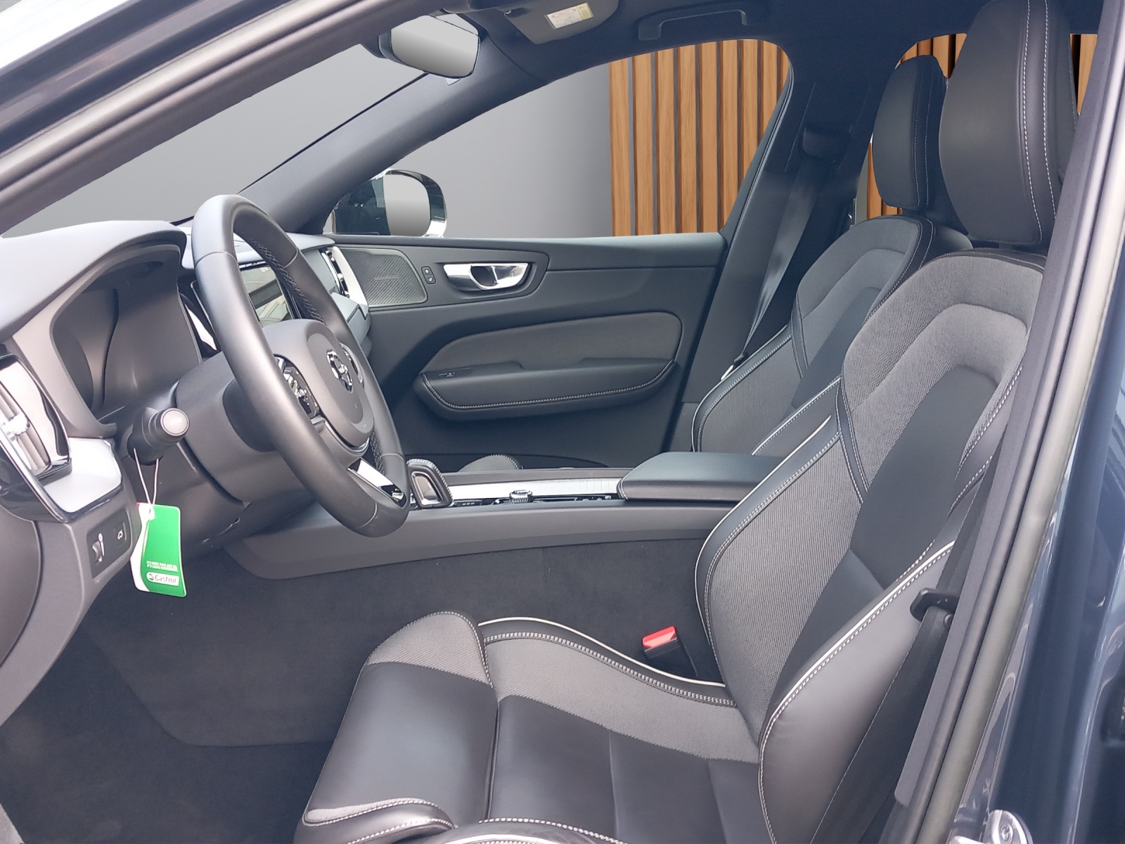 VOLVO XC60 2.0 B5 MH R-Design AWD-image-8