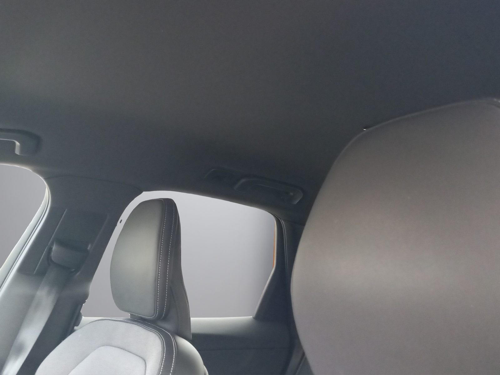 VOLVO XC60 2.0 B5 MH R-Design AWD-image-17