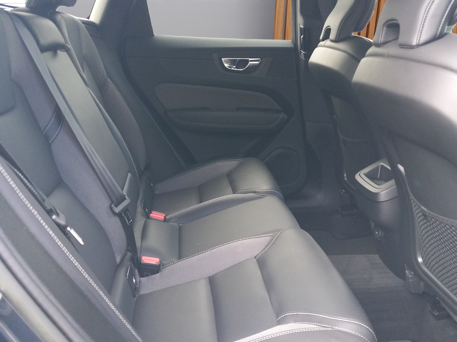 VOLVO XC60 2.0 B5 MH R-Design AWD-image-10