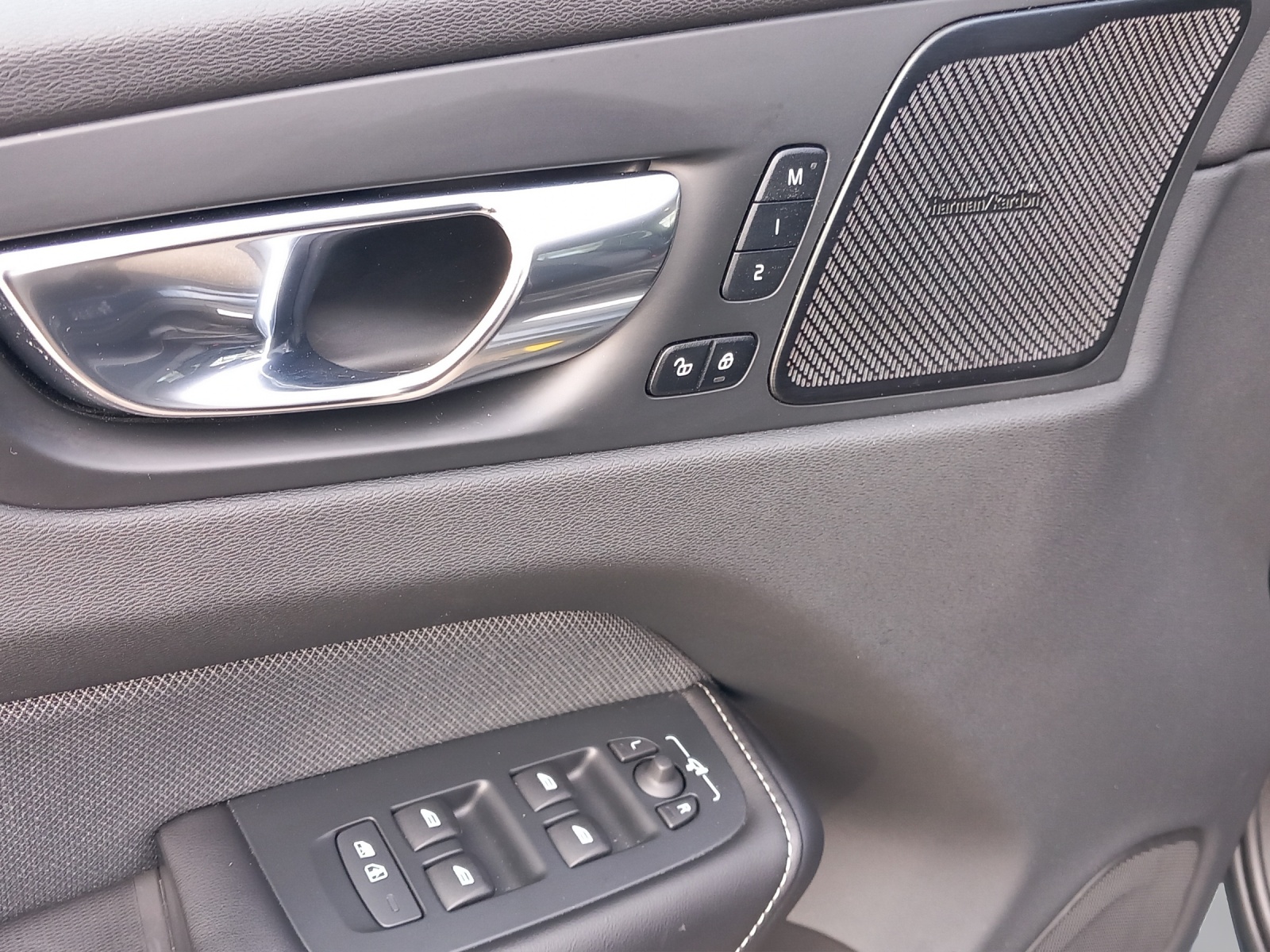VOLVO XC60 2.0 B5 MH R-Design AWD-image-19