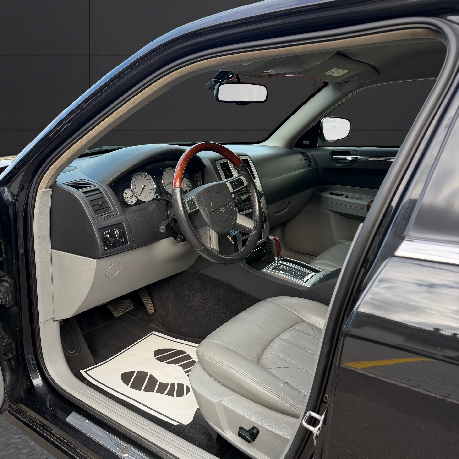 CHRYSLER Touring-image-9