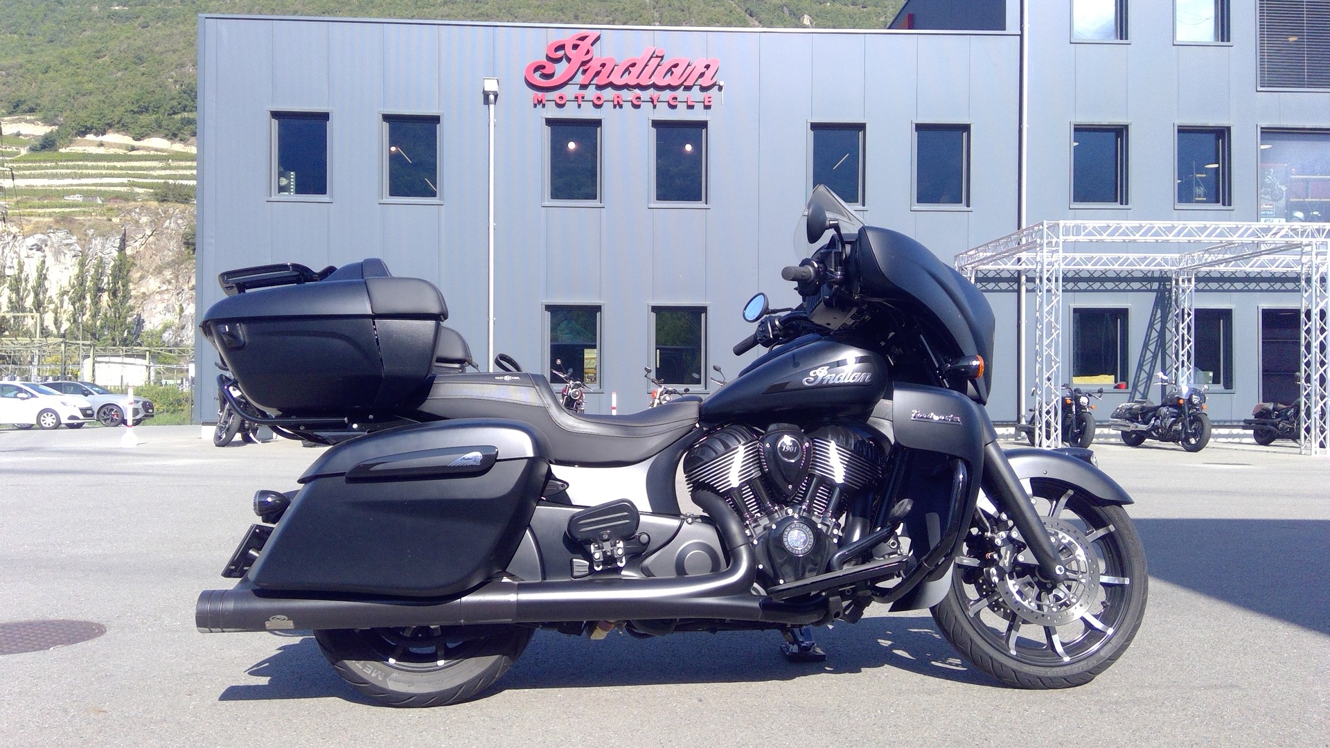 INDIAN Roadmaster Dark Horse