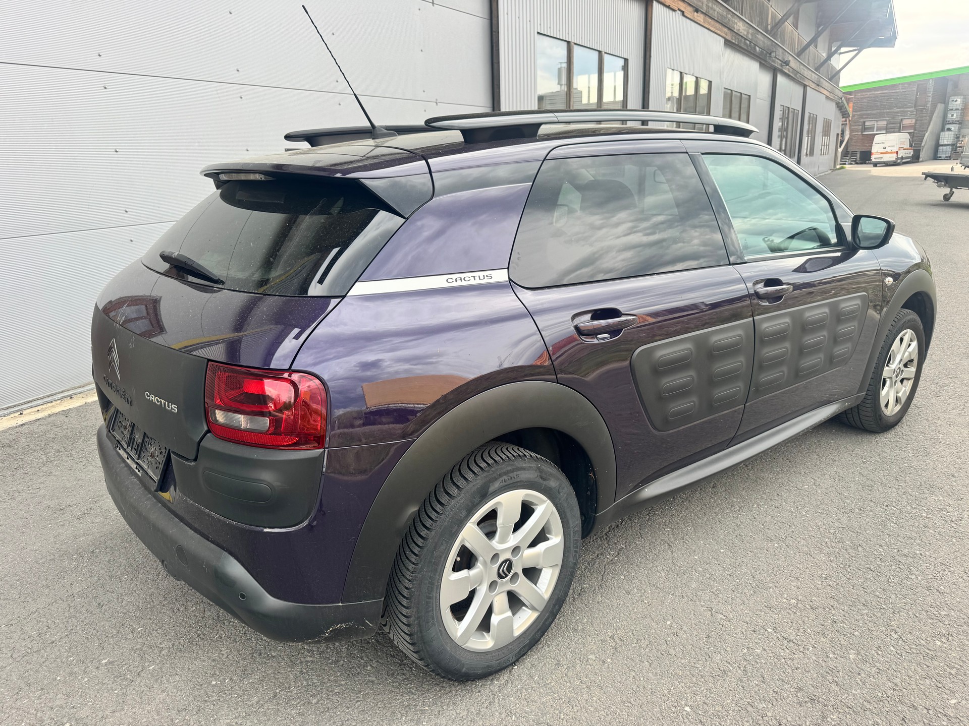 CITROEN C4 Cactus 1.2 VTi Shine Edition-image-3