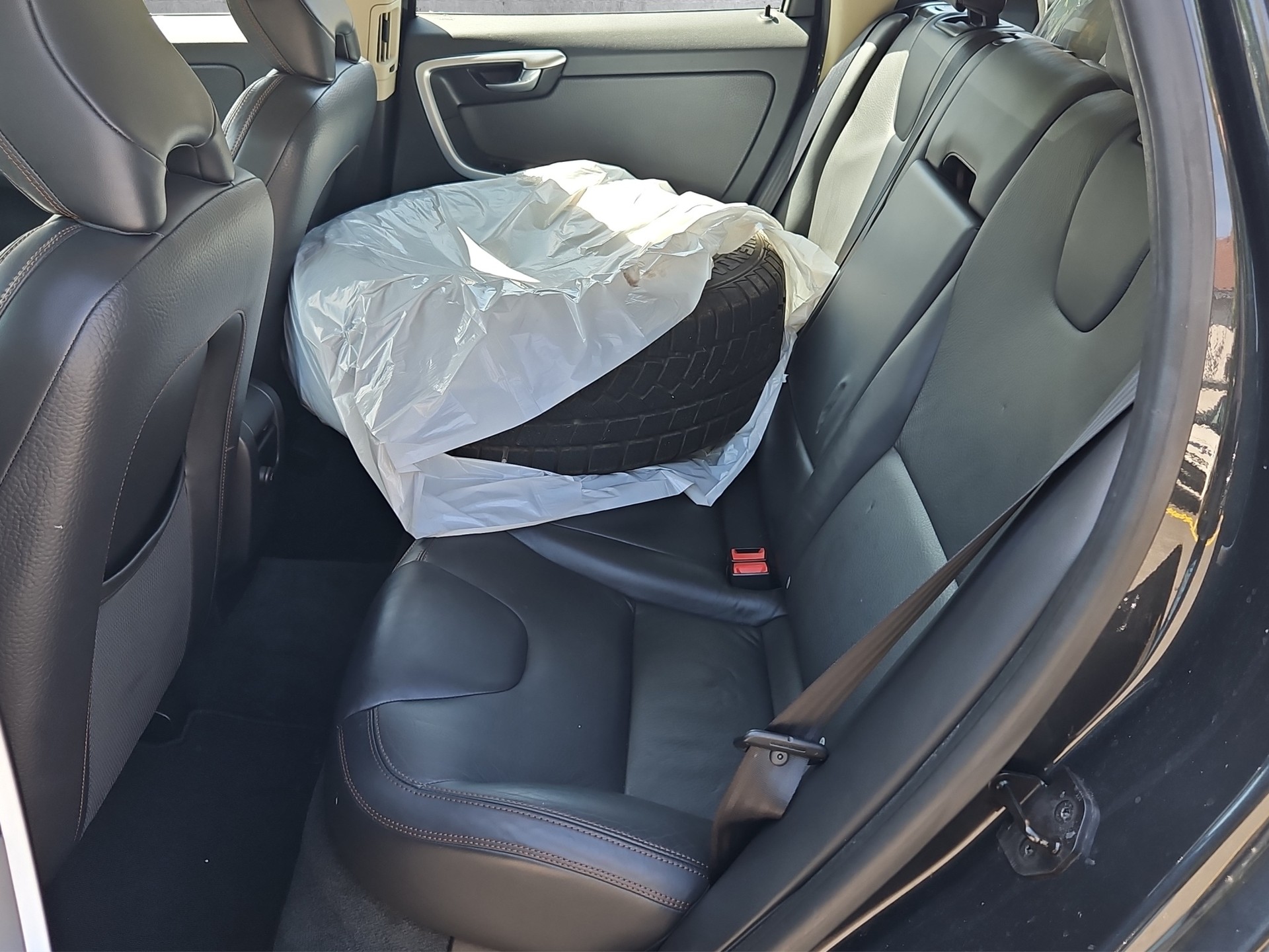 VOLVO XC60 2.0T Momentum Powershift-image-8