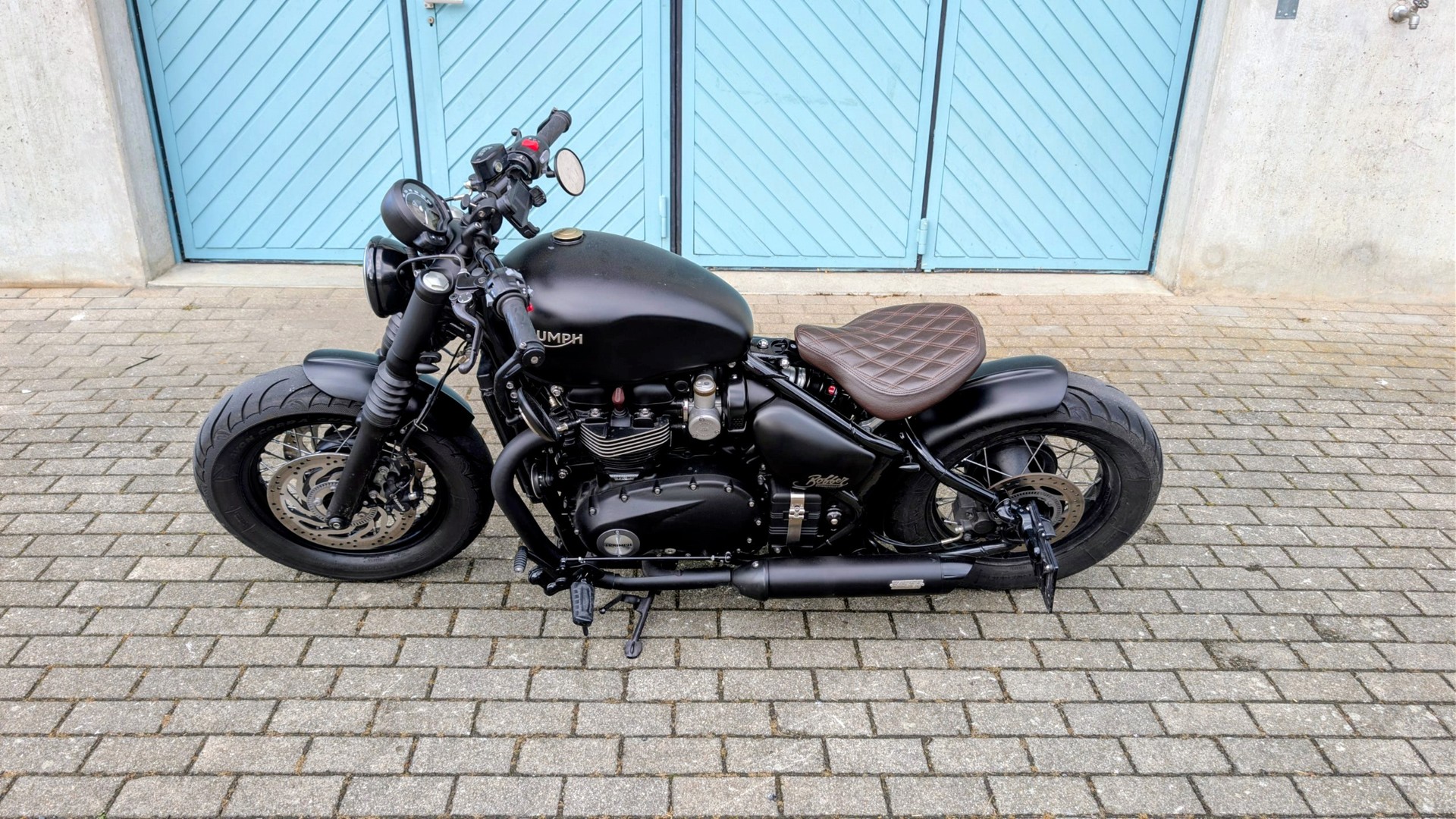 TRIUMPH Black bobber