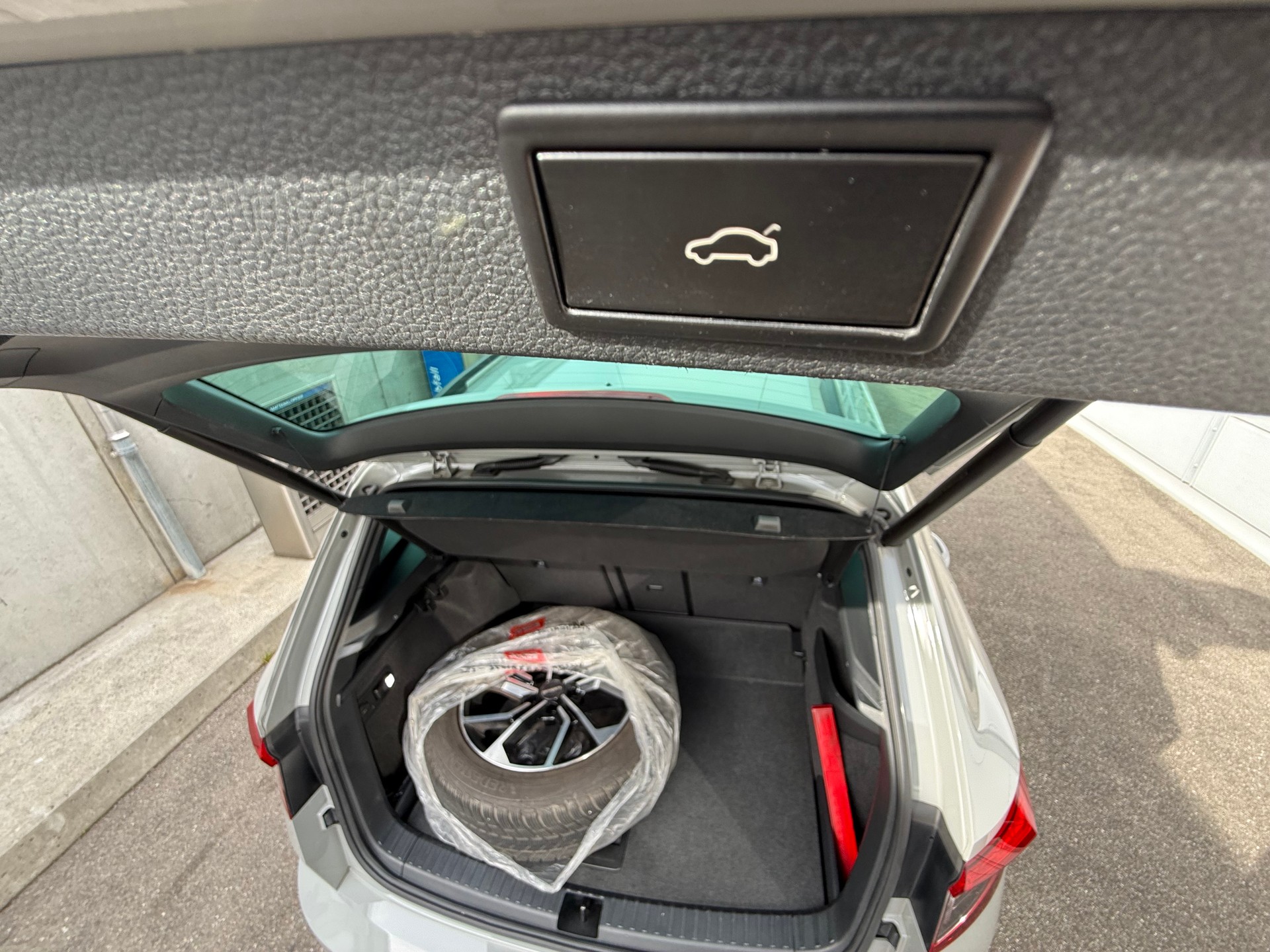 SKODA Karoq 2.0 TSI SportLine 4x4 DSG *Frisch ab MFK *Automat *Klimatisierungsautomatik *Rückfahrkamera *Start/Stop *Sitzheizung-image-4