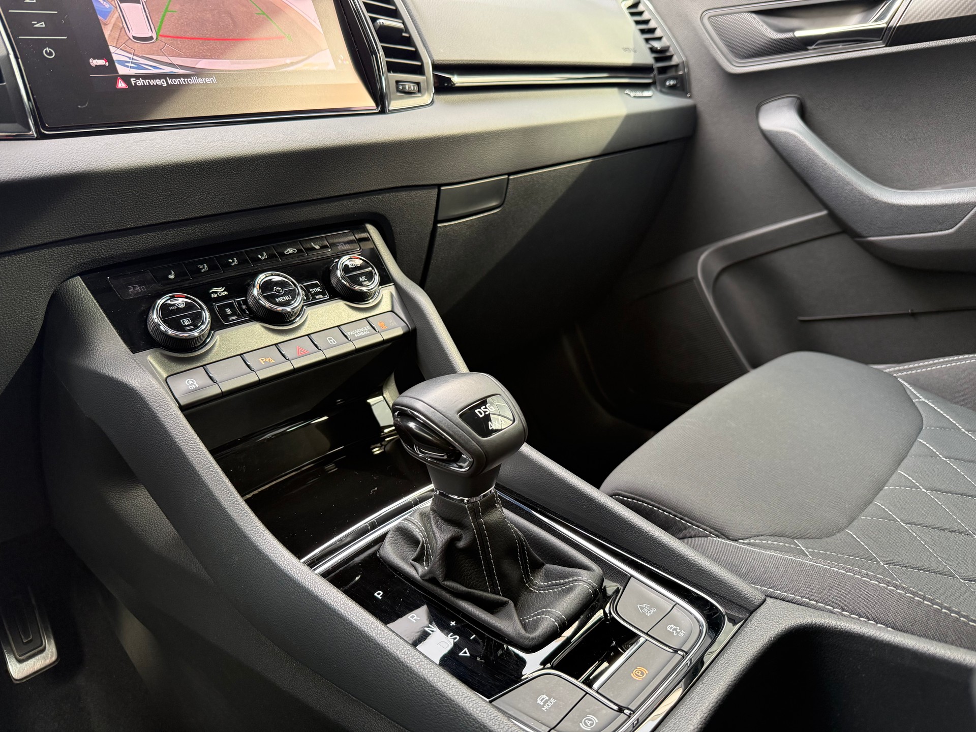 SKODA Karoq 2.0 TSI SportLine 4x4 DSG *Frisch ab MFK *Automat *Klimatisierungsautomatik *Rückfahrkamera *Start/Stop *Sitzheizung-image-11