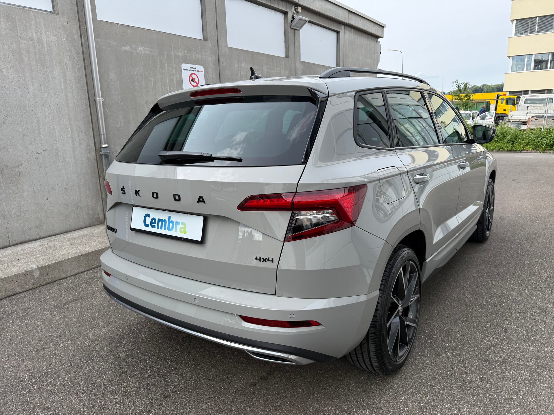 SKODA Karoq 2.0 TSI SportLine 4x4 DSG *Frisch ab MFK *Automat *Klimatisierungsautomatik *Rückfahrkamera *Start/Stop *Sitzheizung-image-3