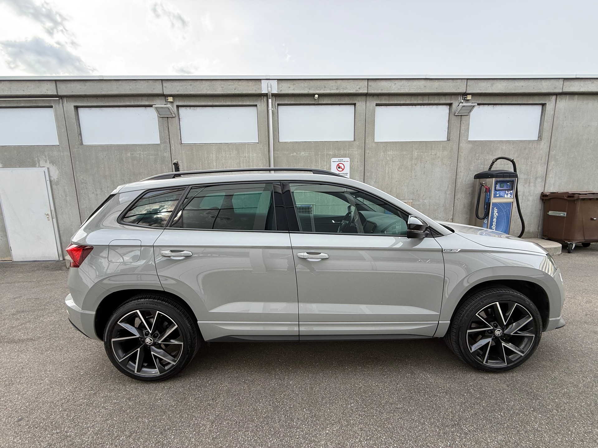 SKODA Karoq 2.0 TSI SportLine 4x4 DSG *Frisch ab MFK *Automat *Klimatisierungsautomatik *Rückfahrkamera *Start/Stop *Sitzheizung-image-2