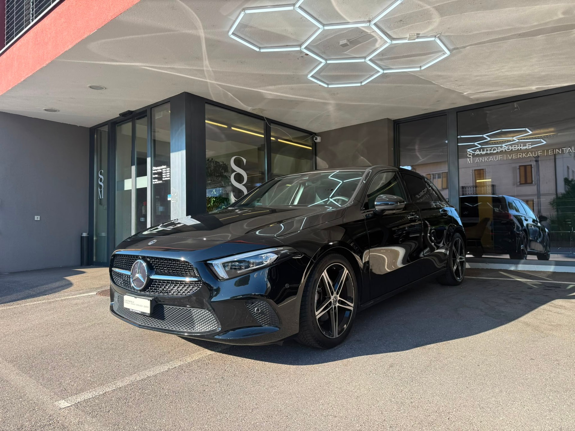 MERCEDES-BENZ A 180 AMG Line *Panodach* *Burmester* *CH Fahrzeug* 7G-DCT