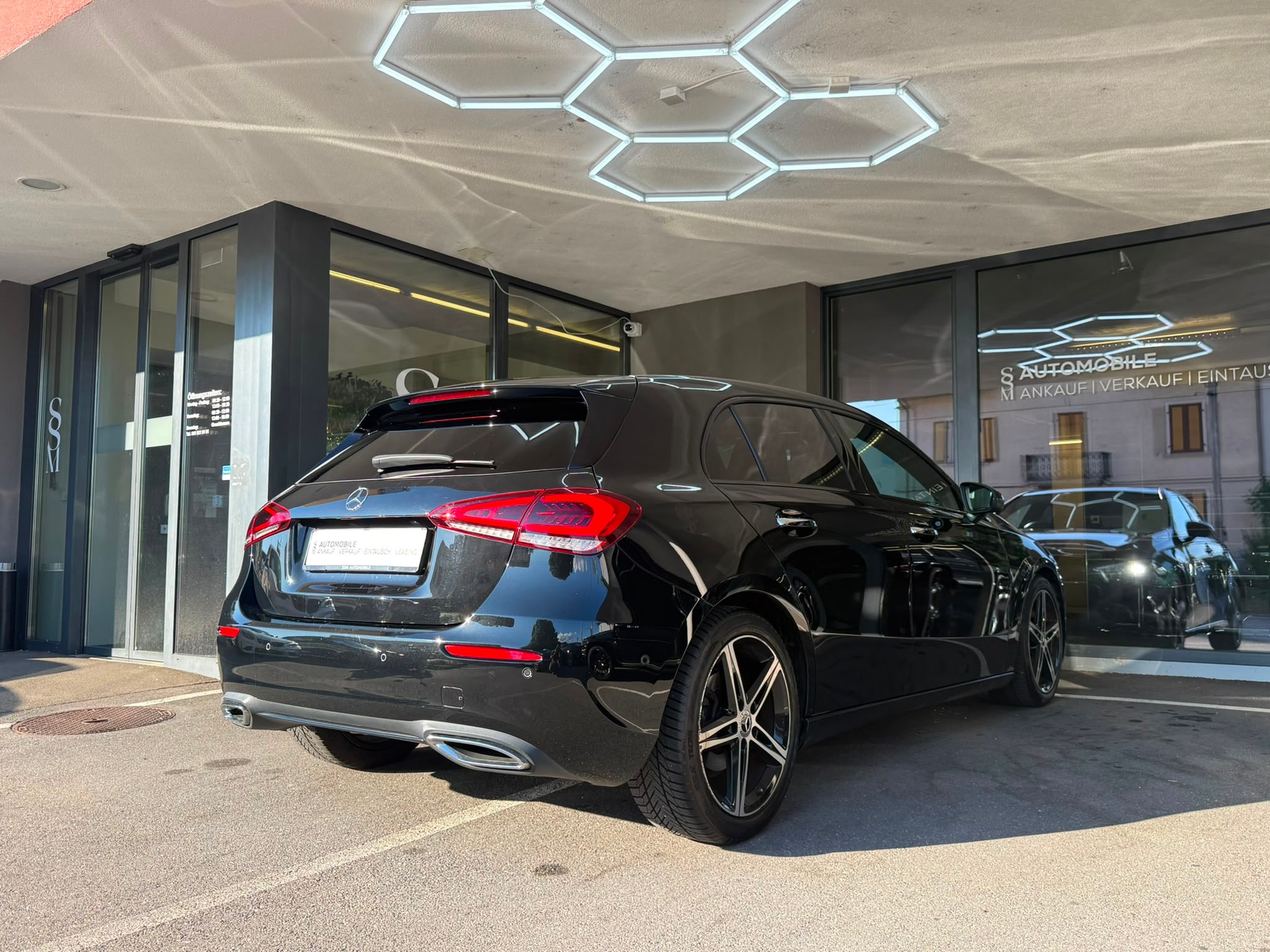 MERCEDES-BENZ A 180 AMG Line *Panodach* *Burmester* *CH Fahrzeug* 7G-DCT-showroom-element-3