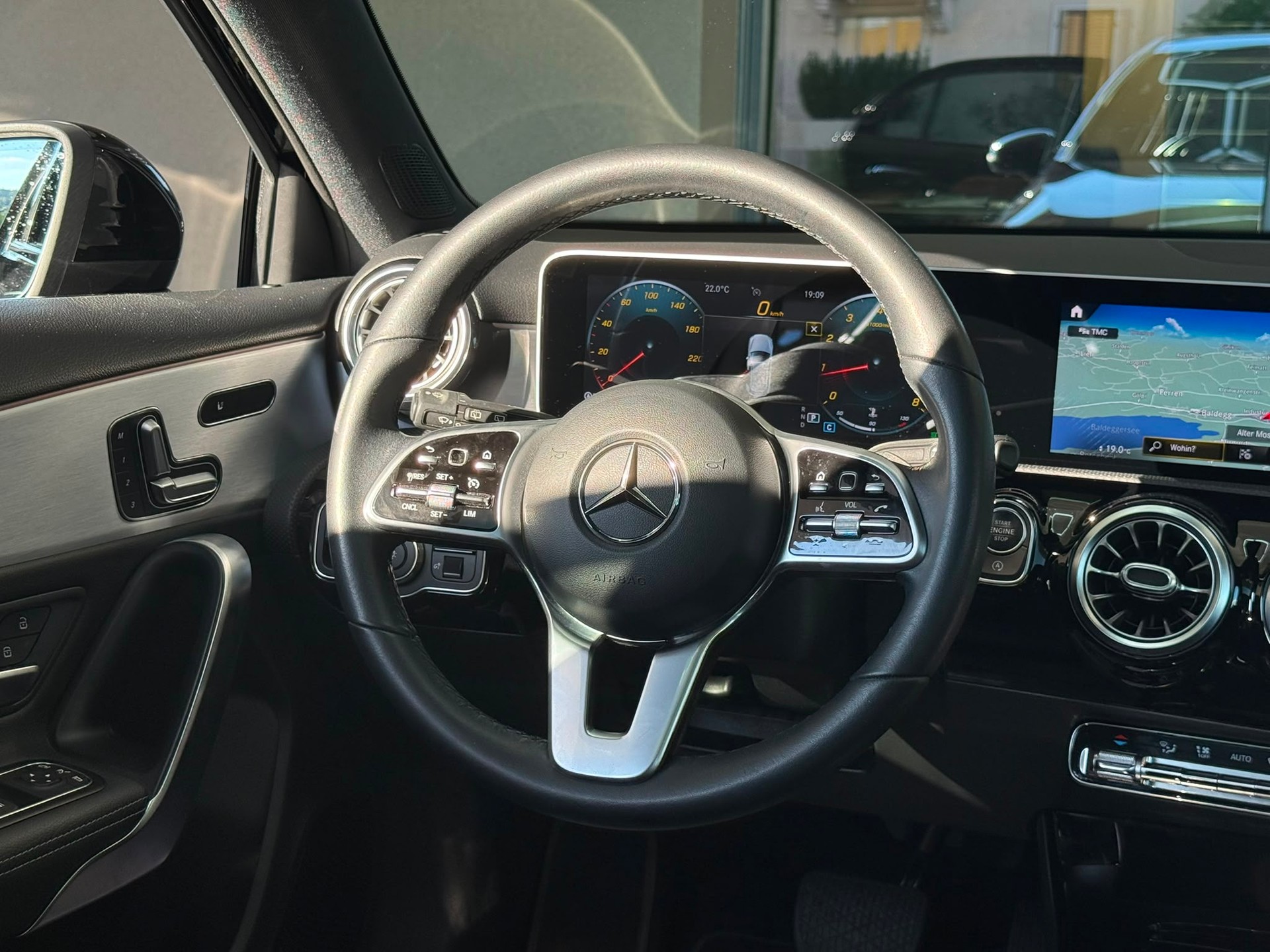 MERCEDES-BENZ A 180 AMG Line *Panodach* *Burmester* *CH Fahrzeug* 7G-DCT-image-12