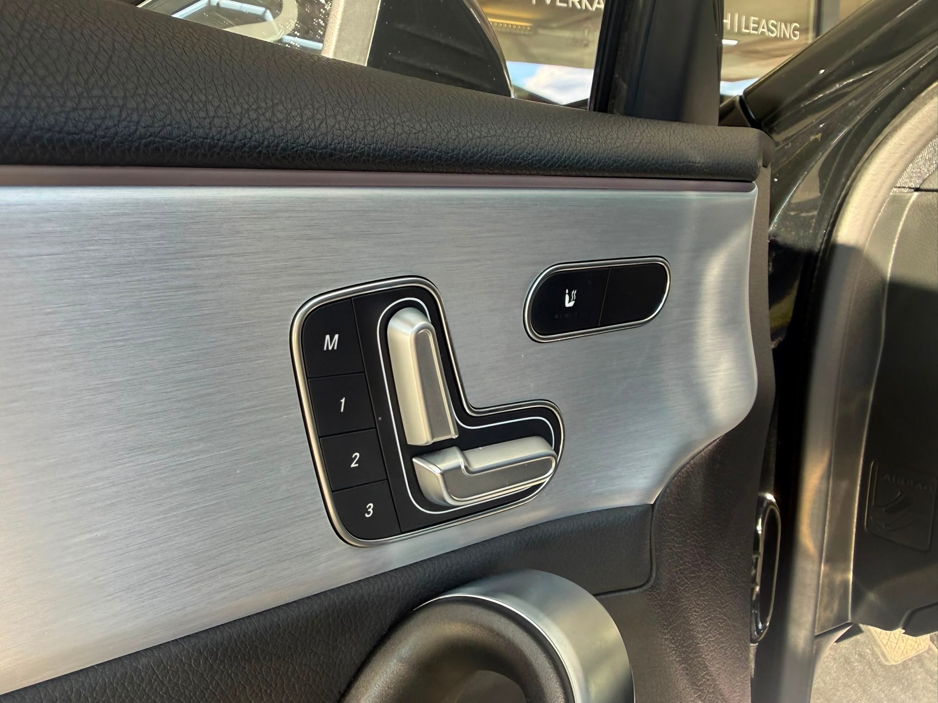 MERCEDES-BENZ A 180 AMG Line *Panodach* *Burmester* *CH Fahrzeug* 7G-DCT-image-8