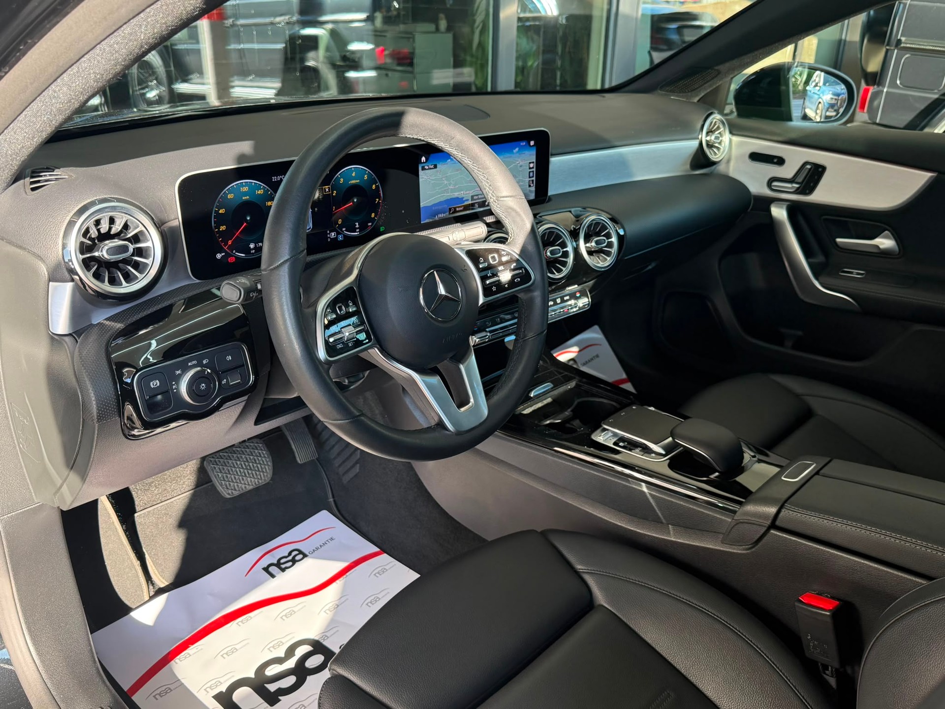 MERCEDES-BENZ A 180 AMG Line *Panodach* *Burmester* *CH Fahrzeug* 7G-DCT-image-6