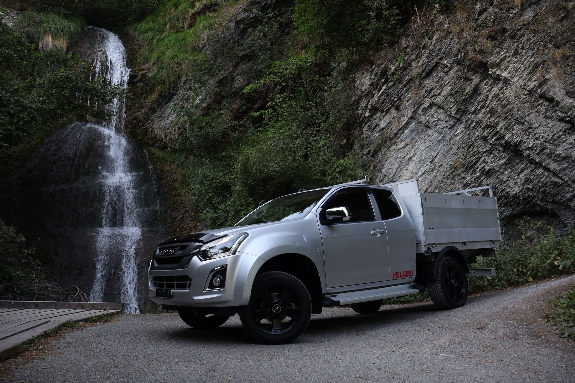 ISUZU D-MAX-showroom-element-1