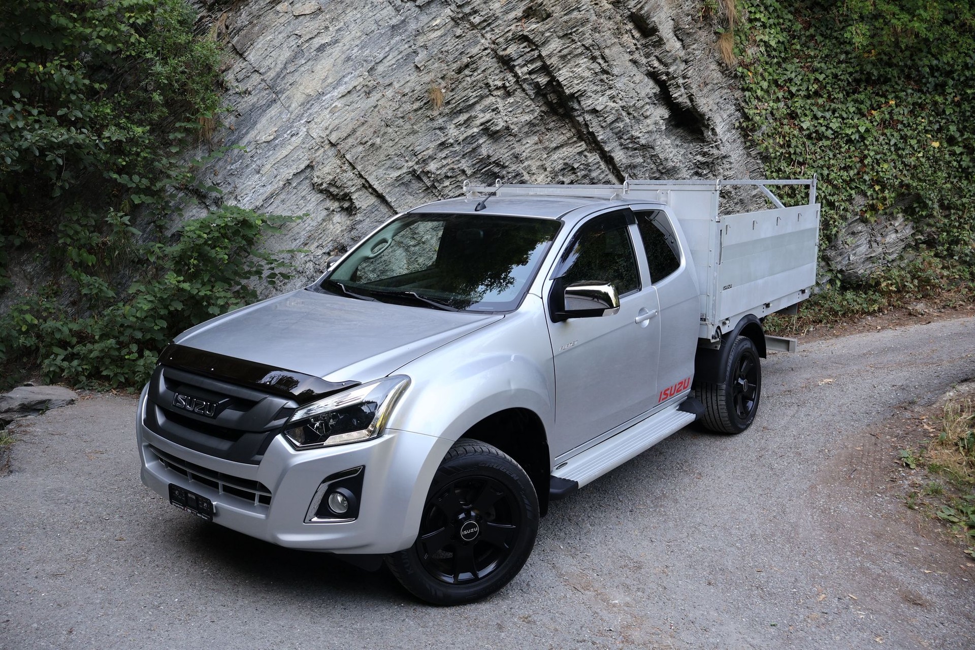 ISUZU D-MAX-showroom-element-2