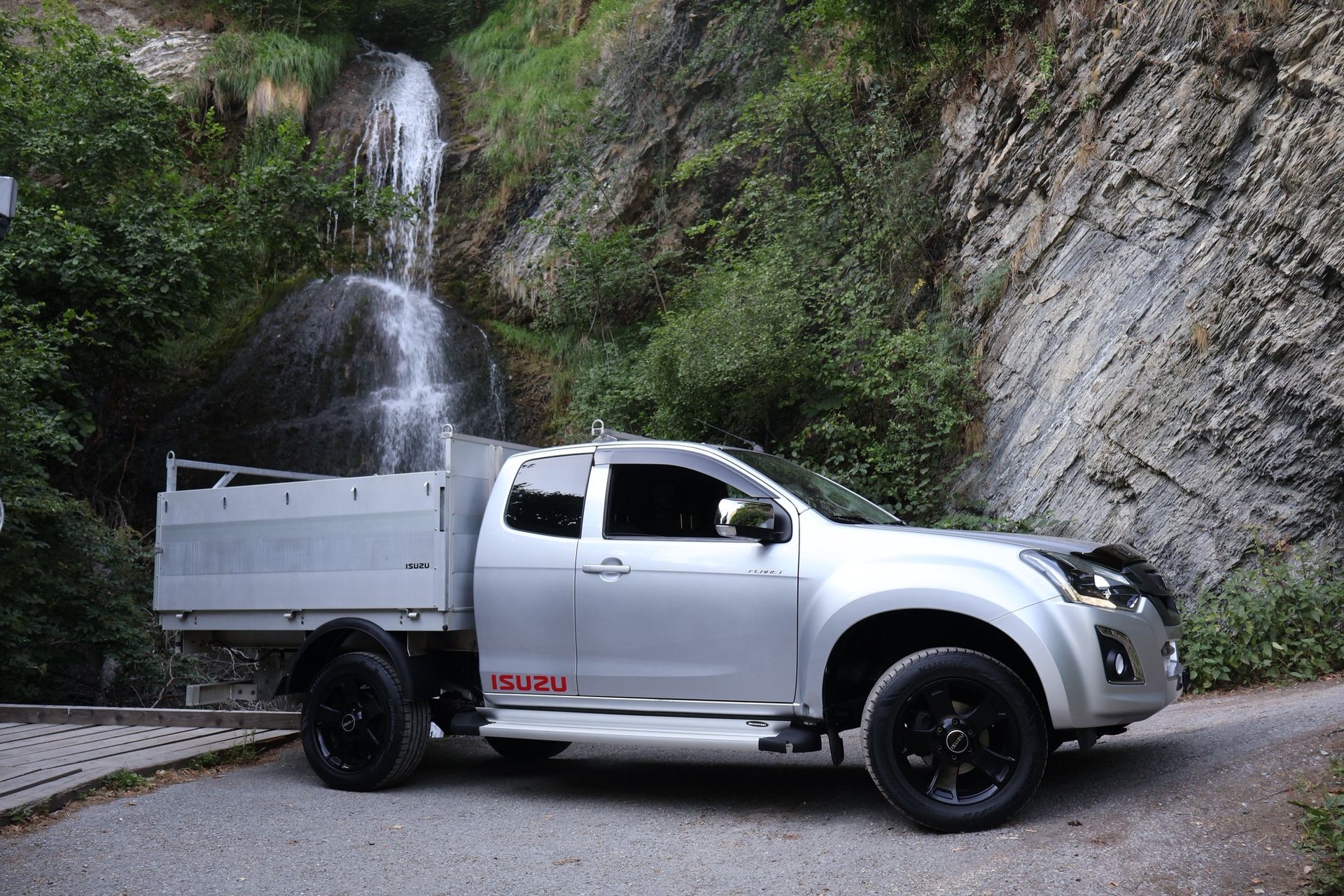 ISUZU D-MAX-showroom-element-3