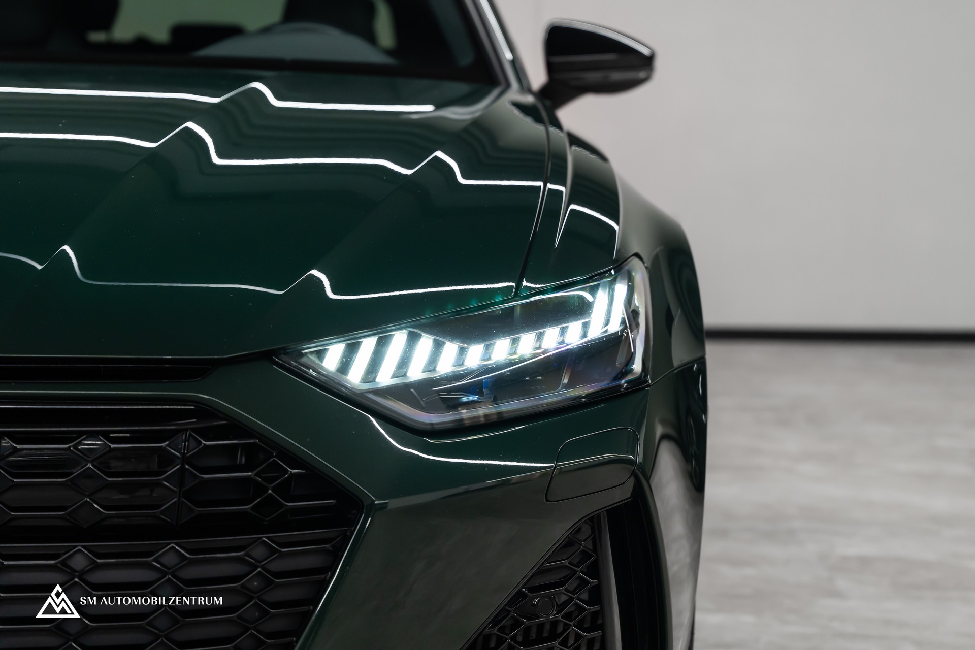 AUDI RS6 Avant 4.0 V8 TFSI quattro T-Tronic / Panorama / AHK / Matrix-LED-showroom-element-1