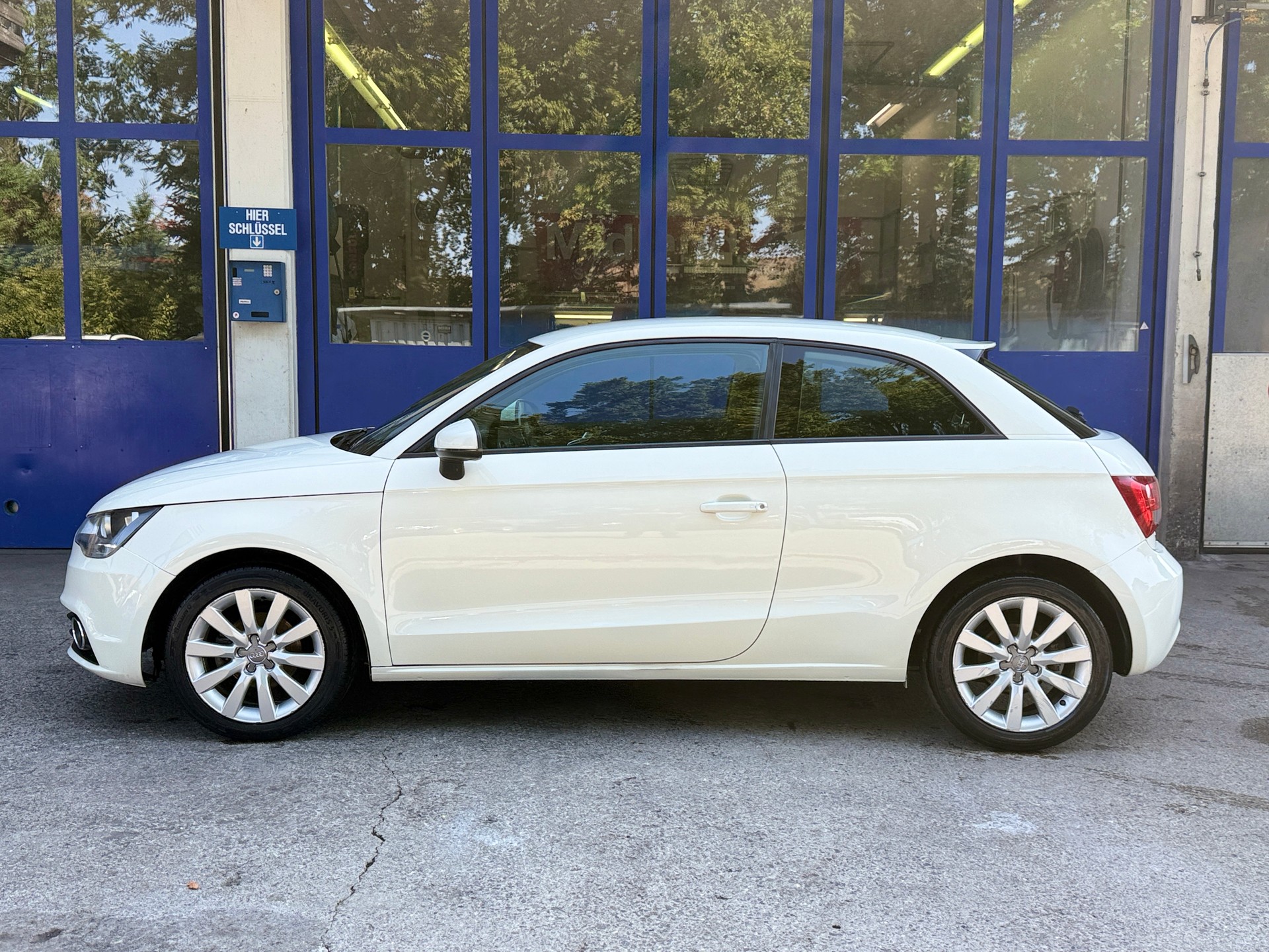 AUDI A1 1.2 TFSI Ambition-showroom-element-1