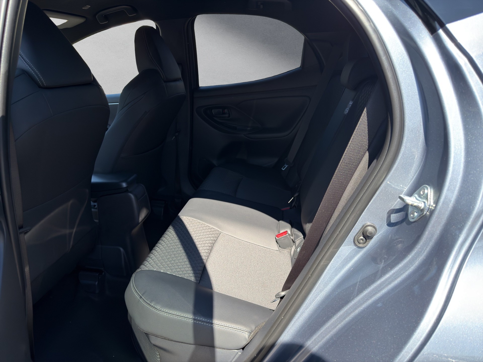 TOYOTA Yaris 1.5 VVT-i HSD Premium-image-9