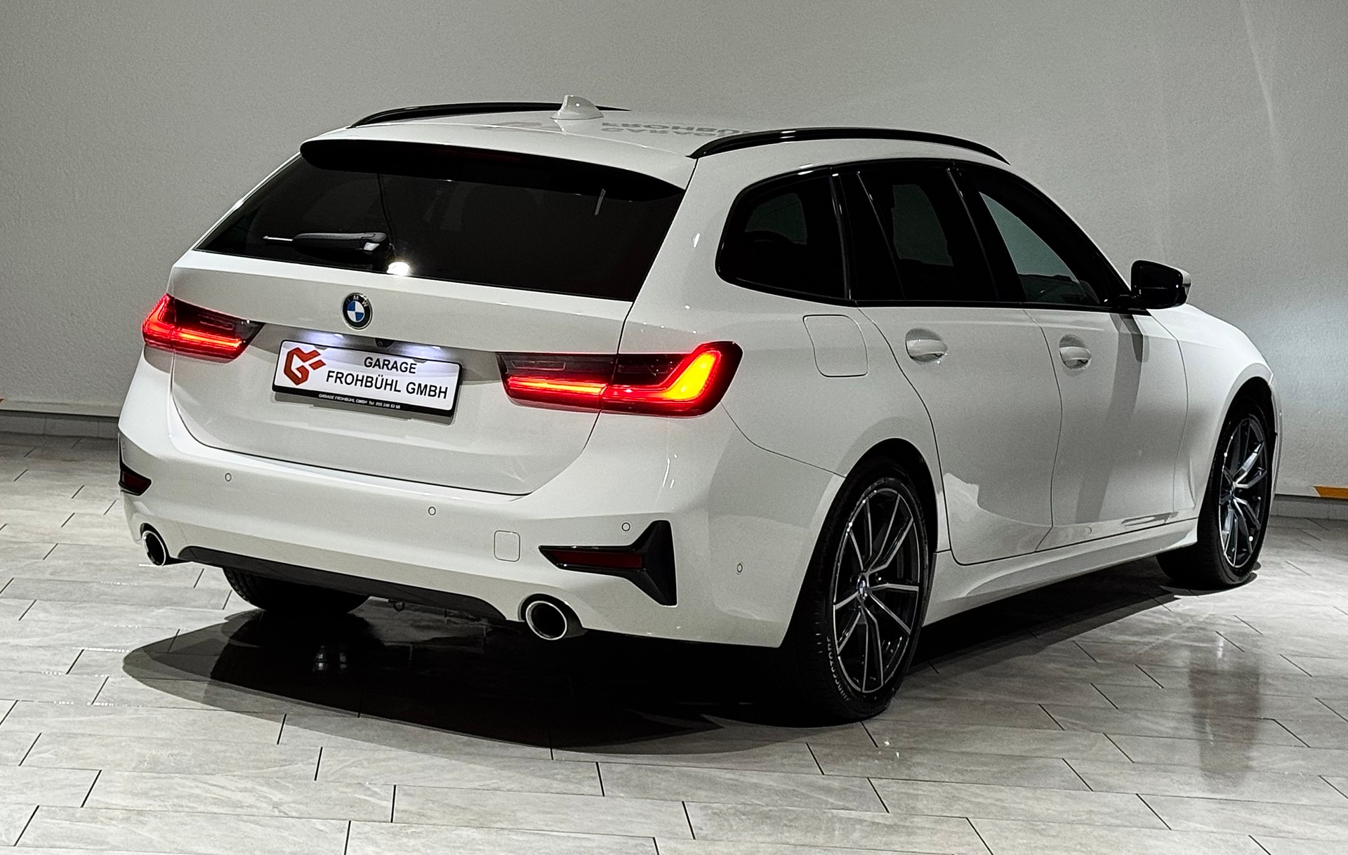 BMW 320d xDrive 48V Touring Steptronic | 1.Hand | AHK |-showroom-element-3