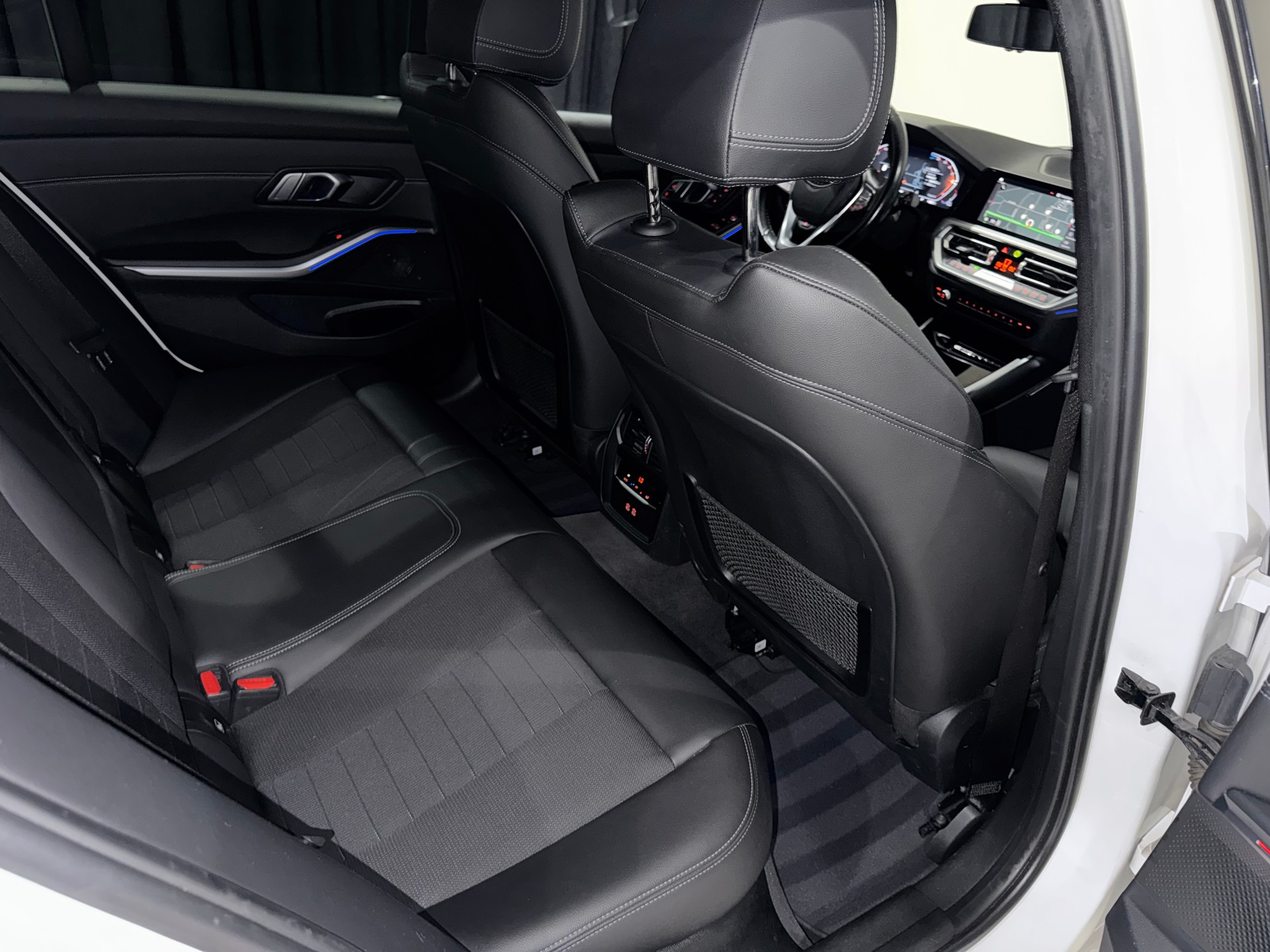 BMW 320d xDrive 48V Touring Steptronic | 1.Hand | AHK |-image-15
