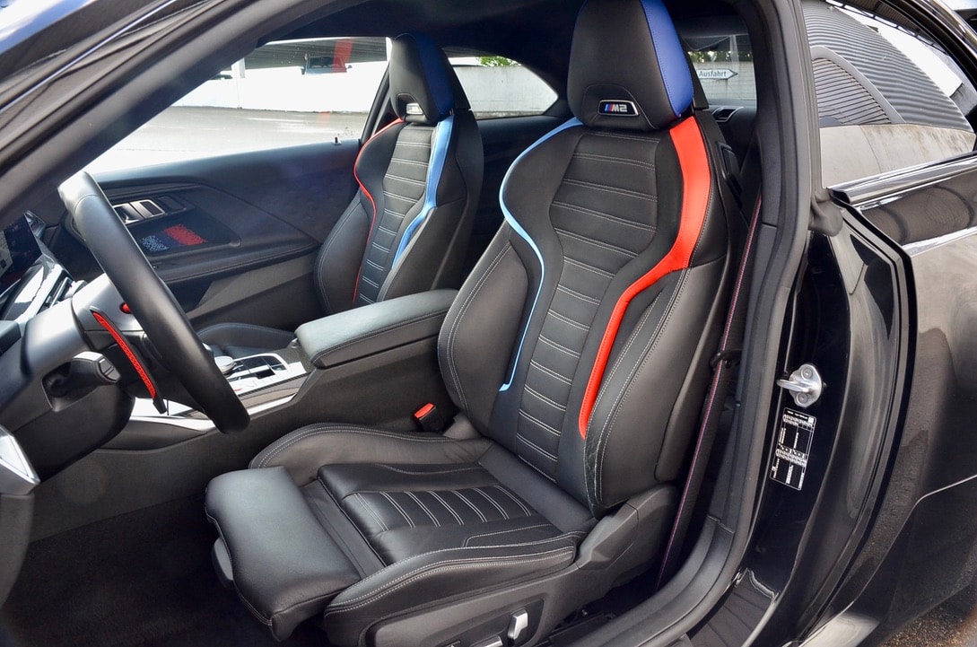 BMW M2 Steptronic-showroom-element-1