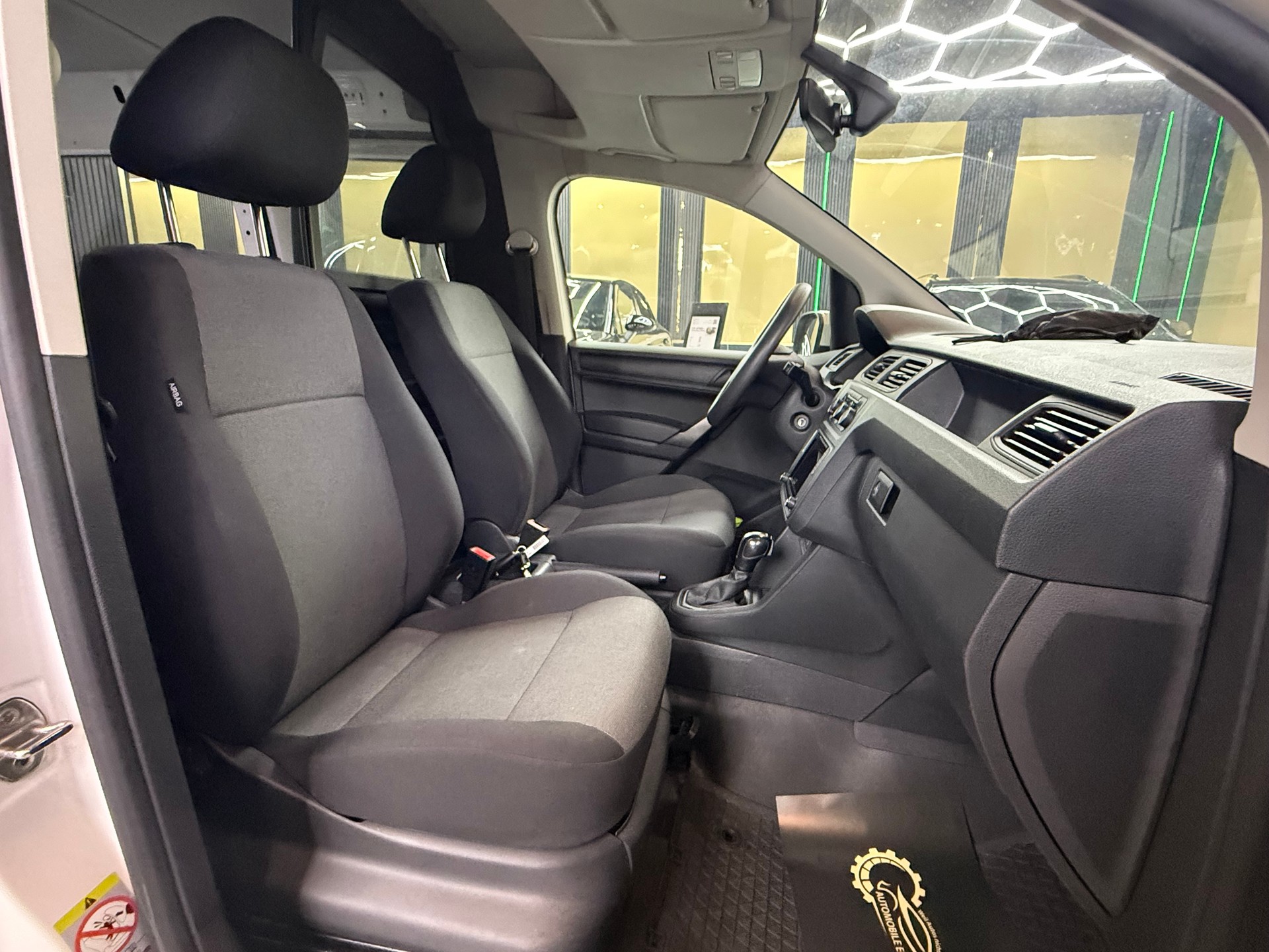 VW Caddy Maxi 2.0TDI BlueMotion Technology DSG-image-11