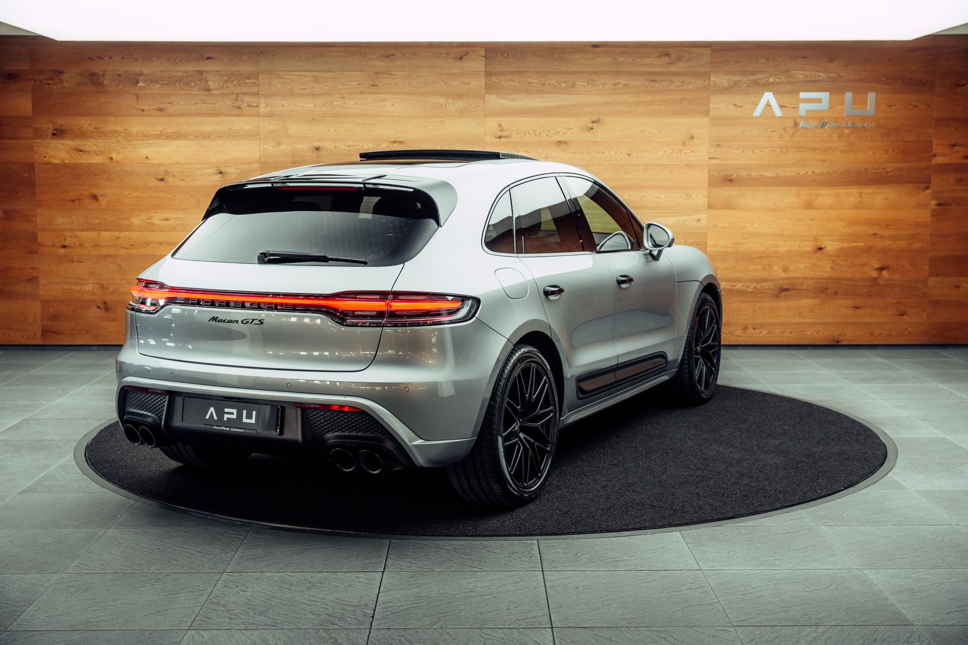 PORSCHE Macan GTS PDK Dolomitsilber-showroom-element-1