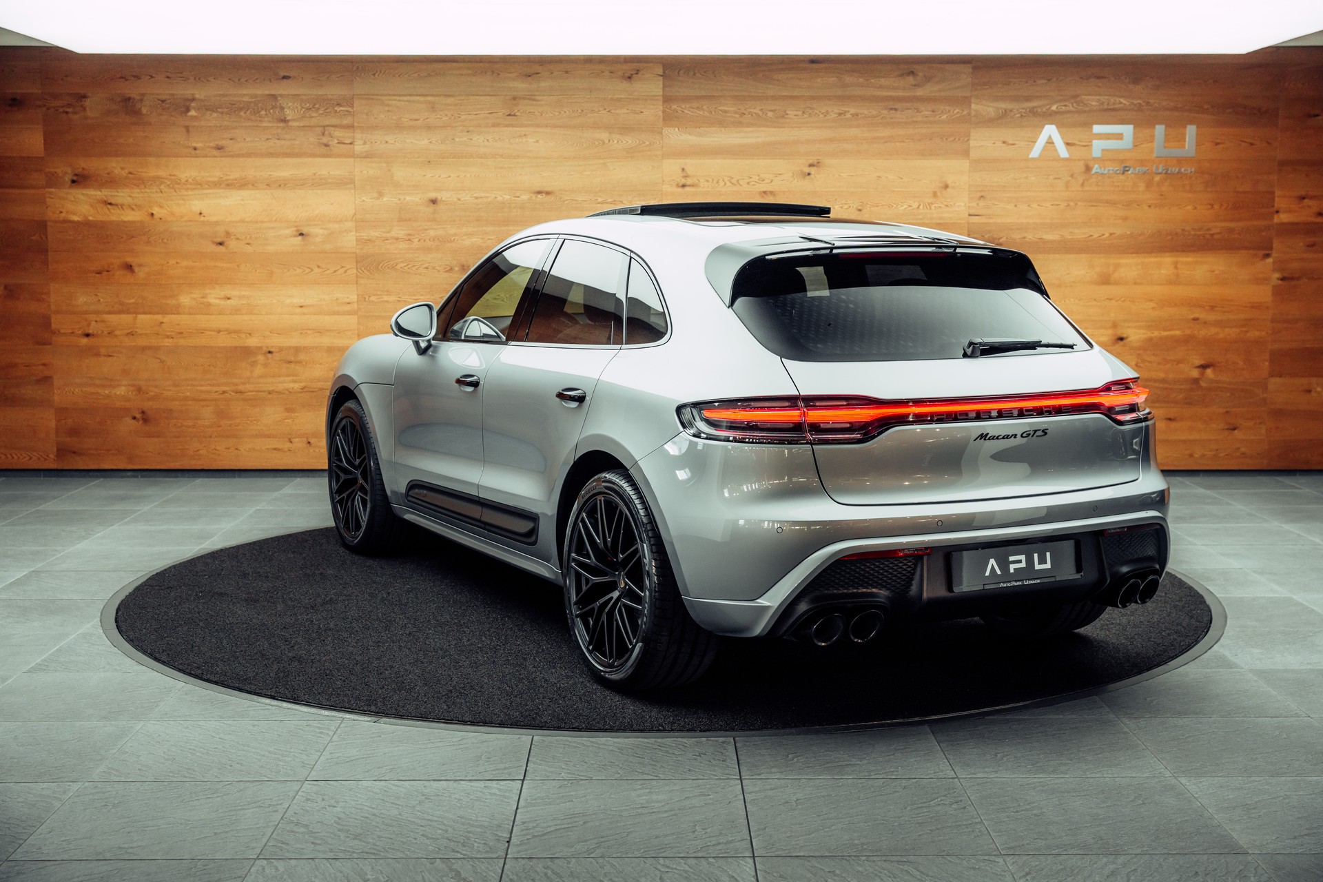 PORSCHE Macan GTS PDK Dolomitsilber-showroom-element-2