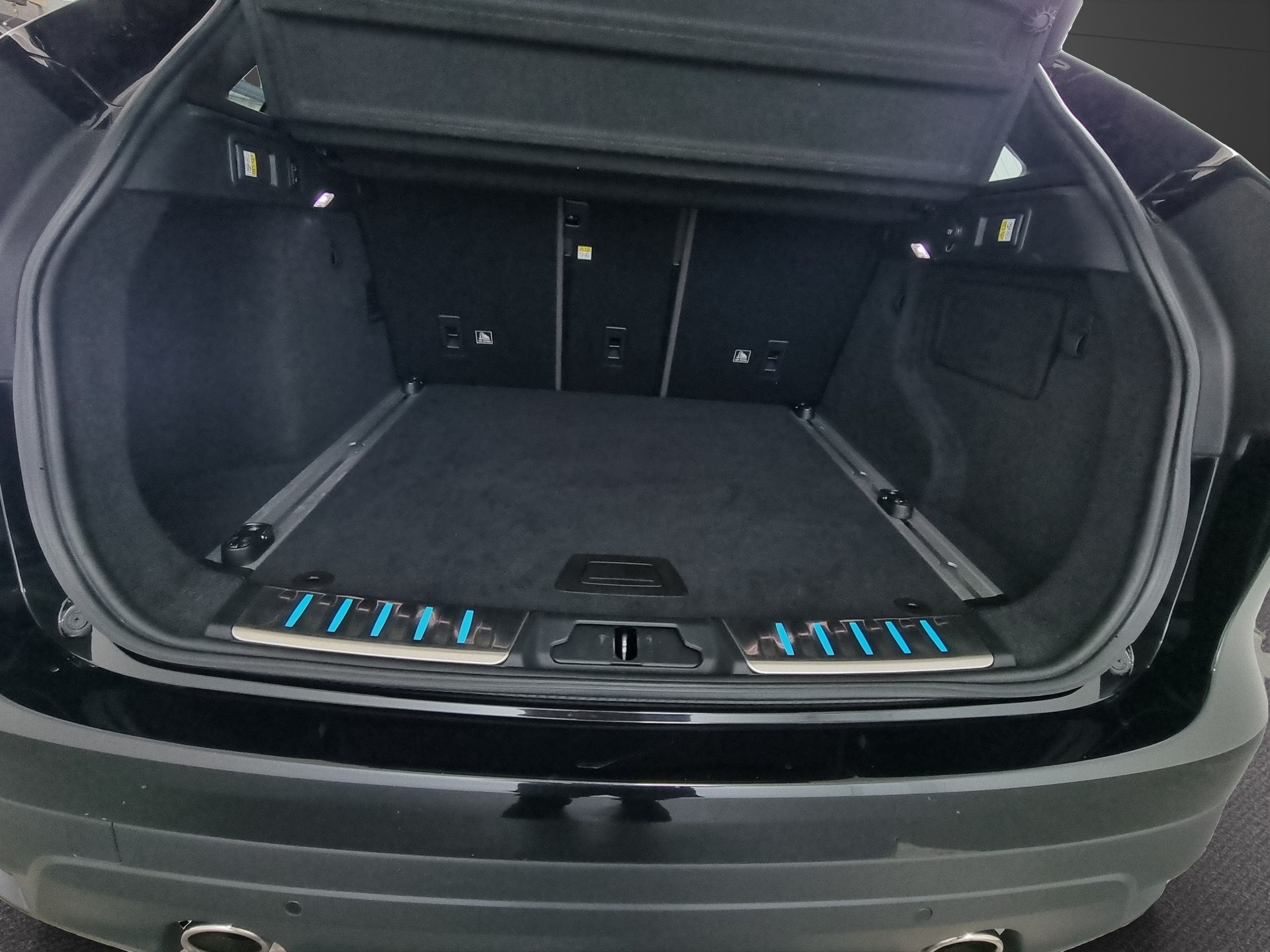 JAGUAR F-Pace 2.0 T 300 Portfolio AWD-image-15