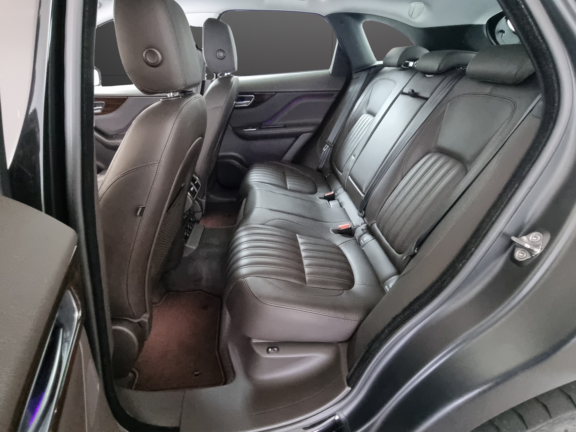 JAGUAR F-Pace 2.0 T 300 Portfolio AWD-image-6