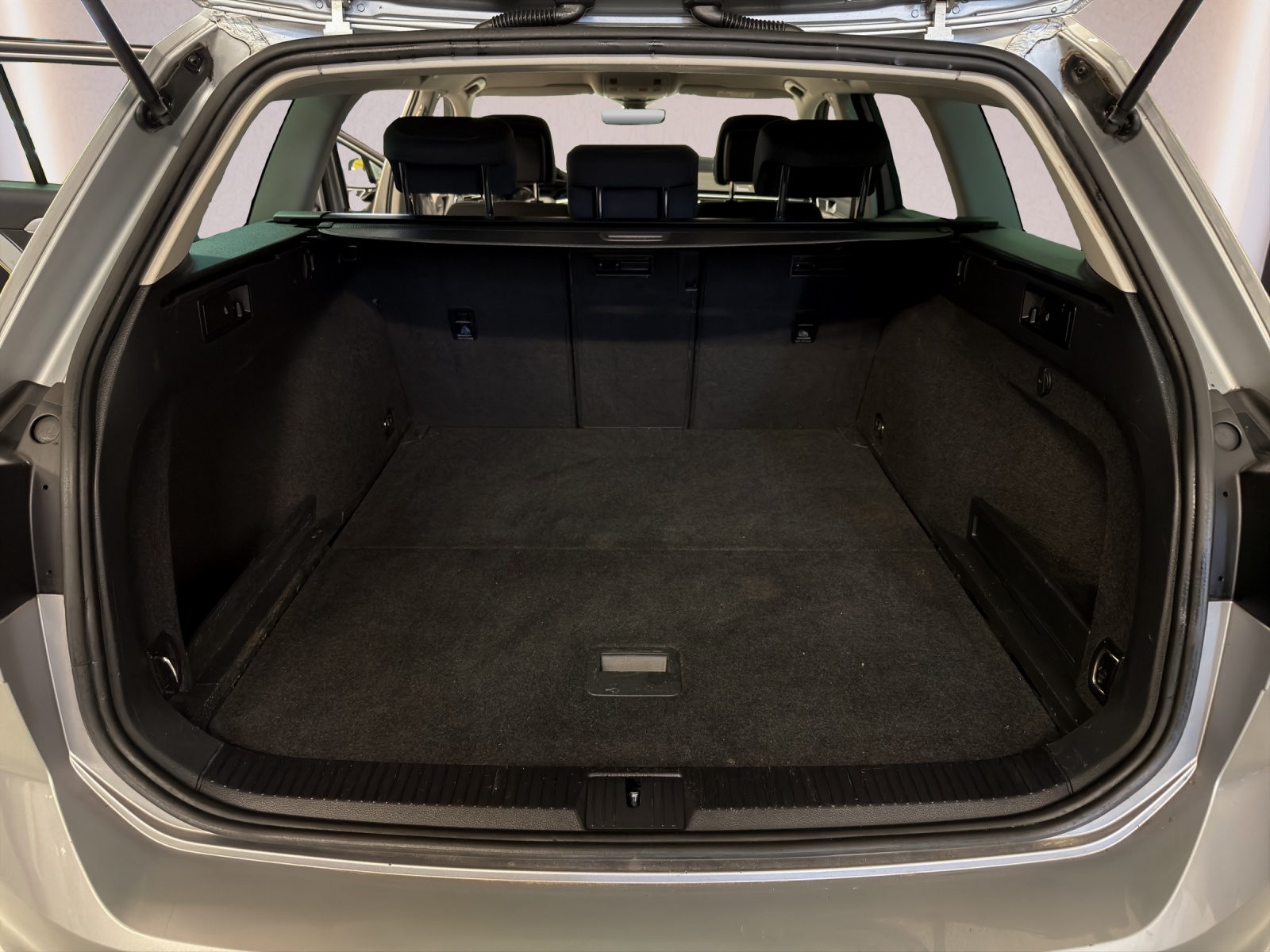VW Passat Variant 2.0 TDI Business DSG-image-16