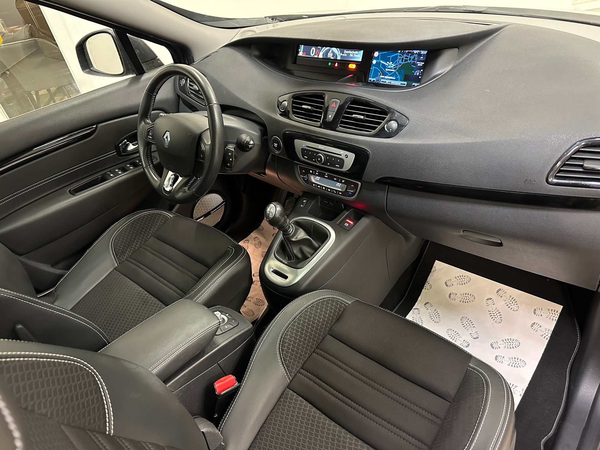 RENAULT Grand Scénic 1.6 dCi Bose-image-12