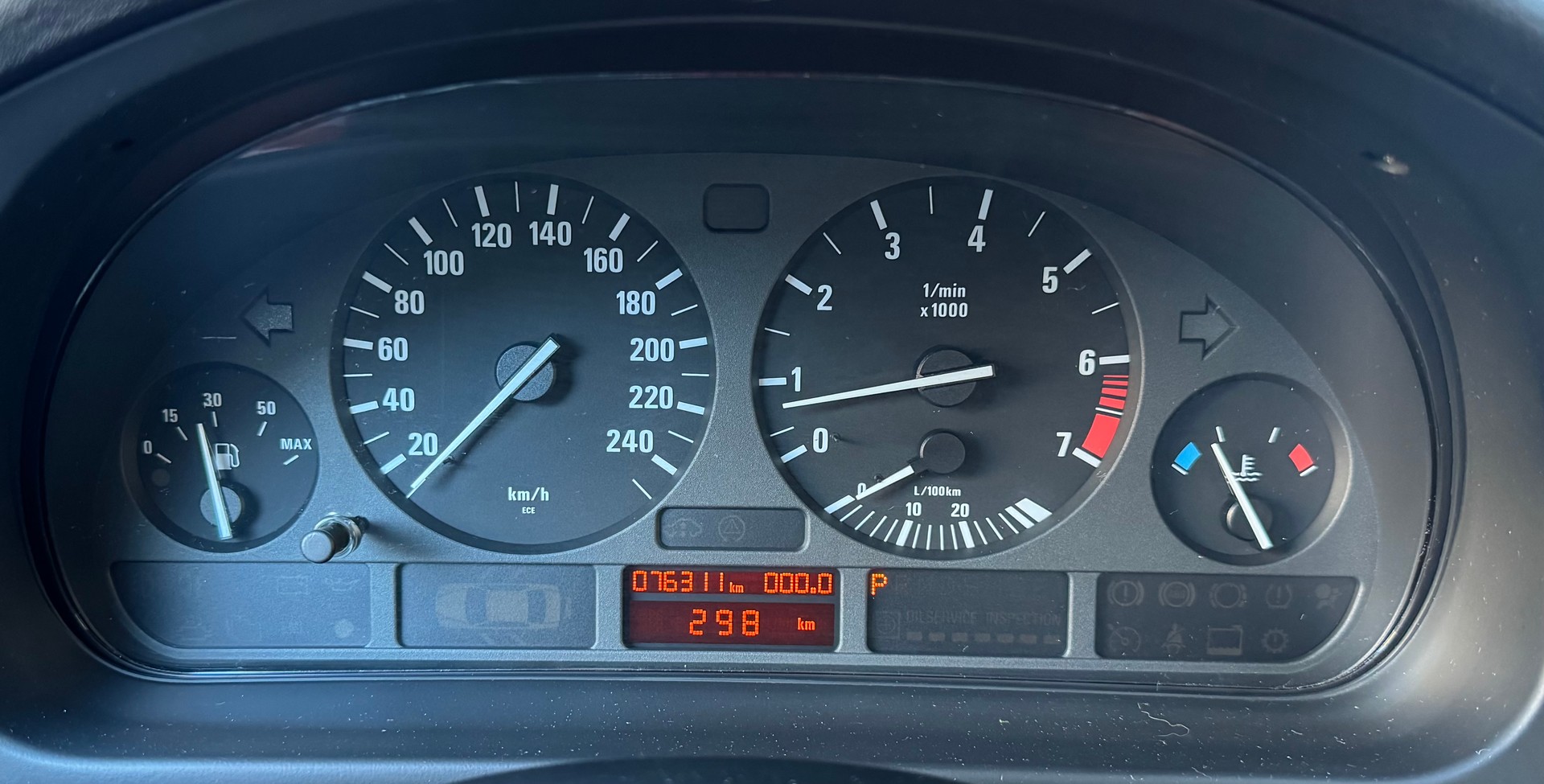 BMW 528i-image-14