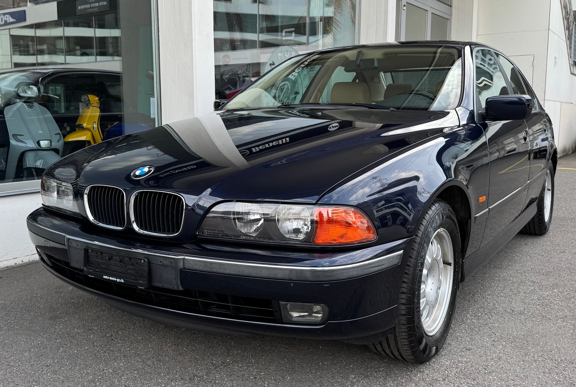 BMW 528i-image-5