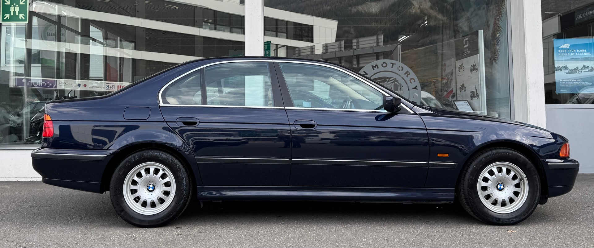BMW 528i-showroom-element-1