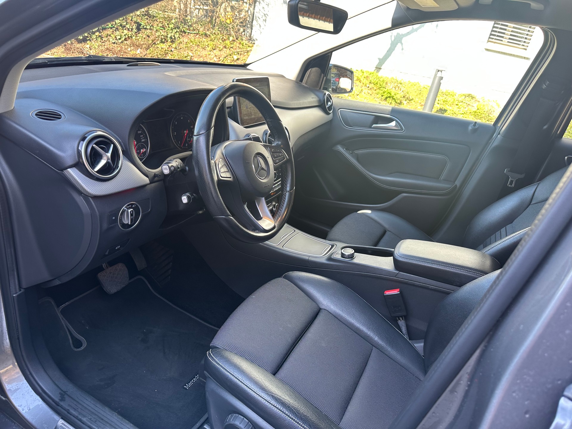 MERCEDES-BENZ B 220 CDI Swiss Star Edition Style 4Matic 7G-DCT-image-8