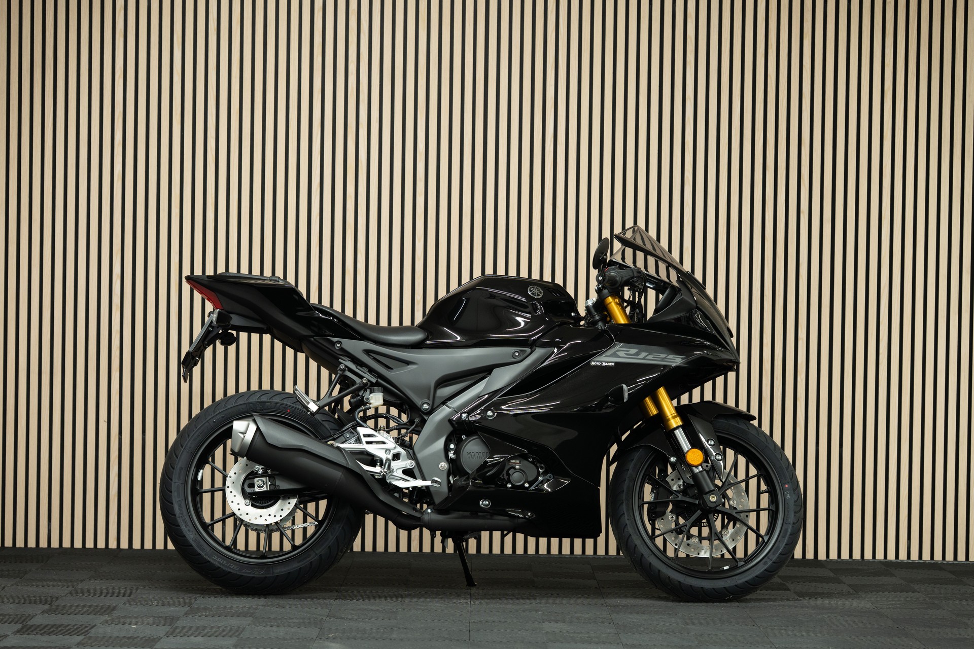 YAMAHA R125 mit Kurzheck und Lenkerendspiegeln